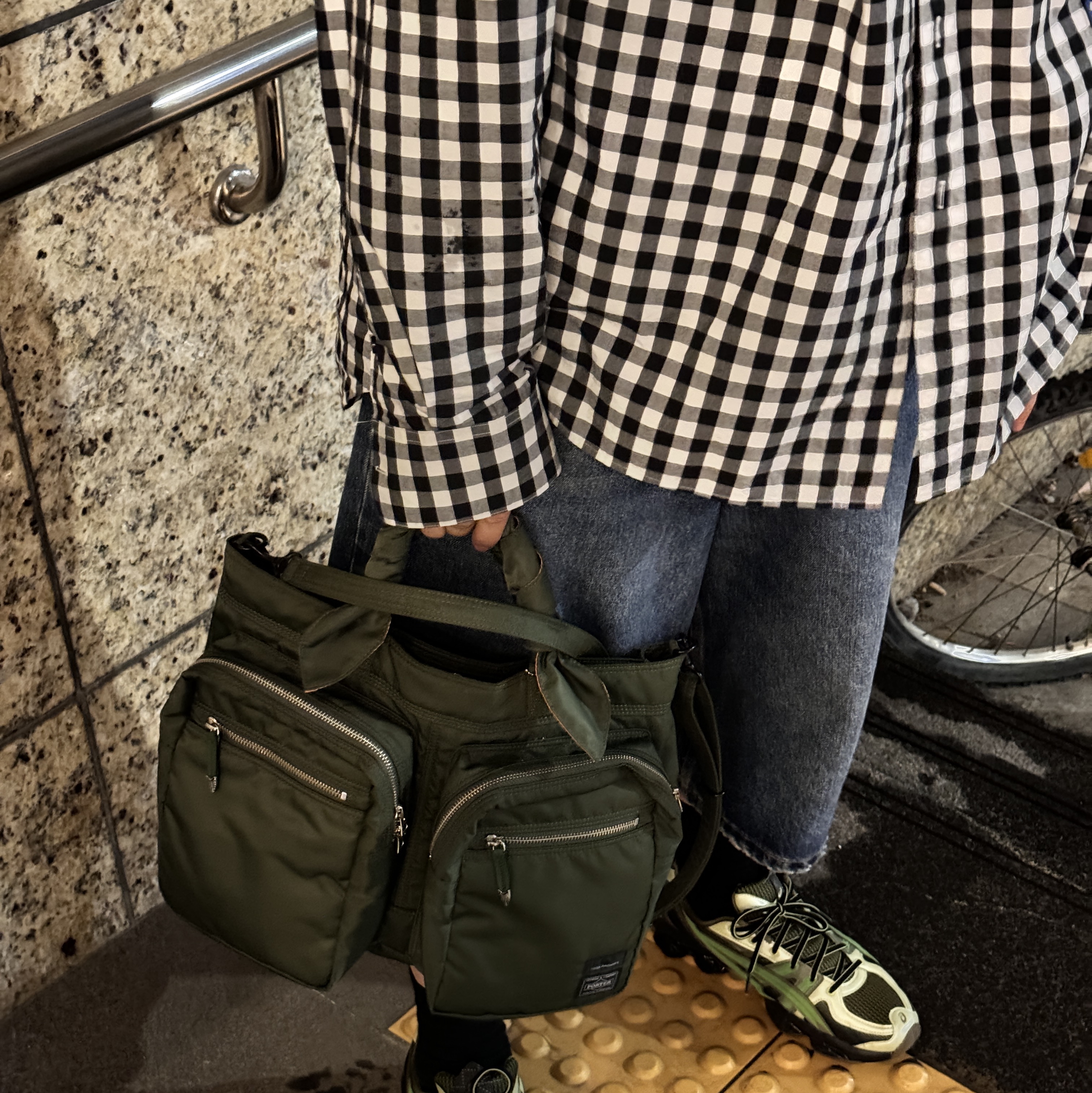 Porter x Toga Tote Bag Sage Green 착용 스타일 - 2