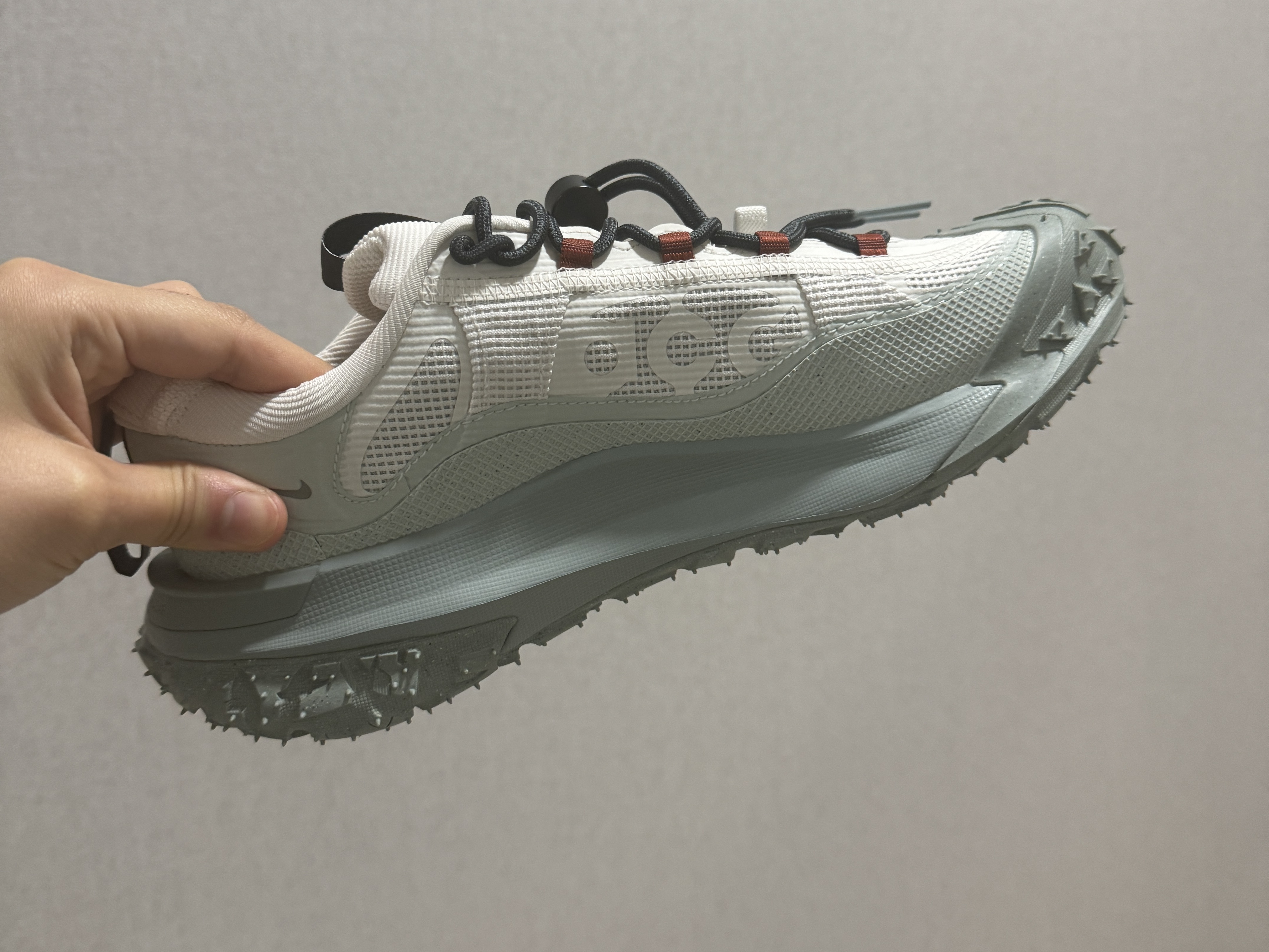 Nike ACG Mountain Fly 2 Low Gore-Tex Phantom Dark Smoke Grey 착용 스타일 - 1