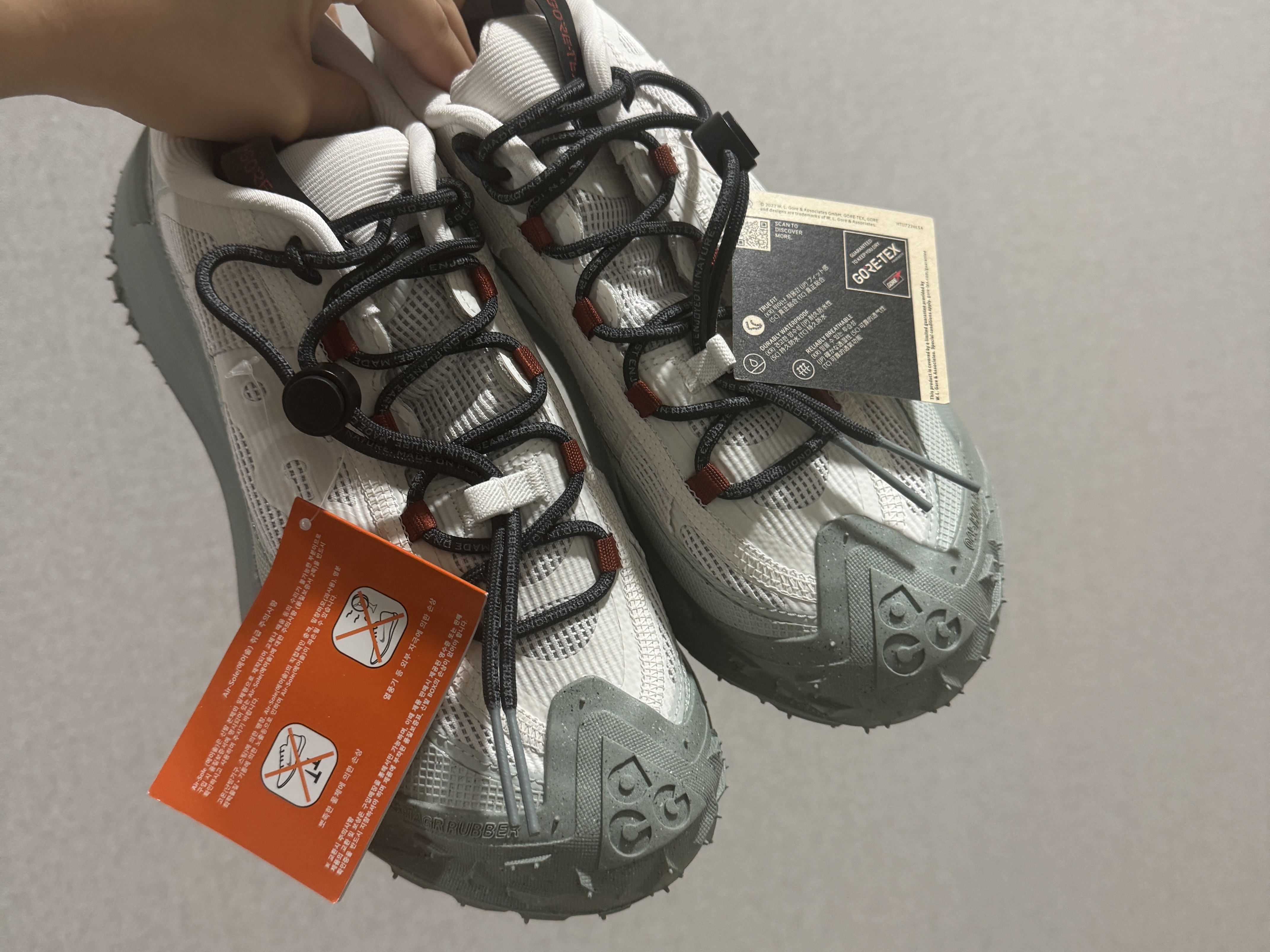 Nike ACG Mountain Fly 2 Low Gore-Tex Phantom Dark Smoke Grey 착용 스타일 - 4