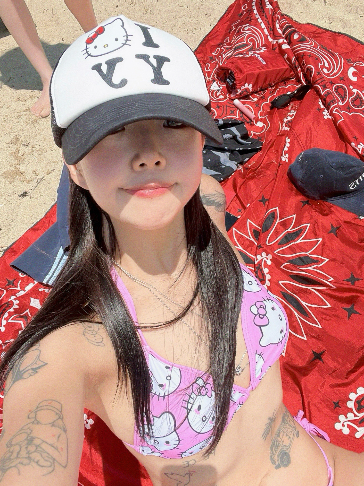 Open Yy x Hello Kitty Trucker Cap Black 착용 스타일