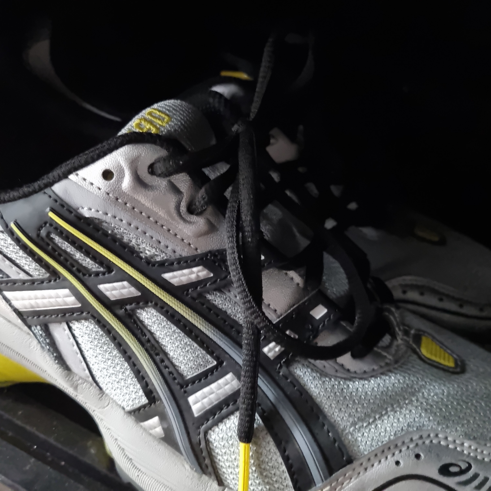 Asics Gel-1090 Mid Grey Black 착용 스타일