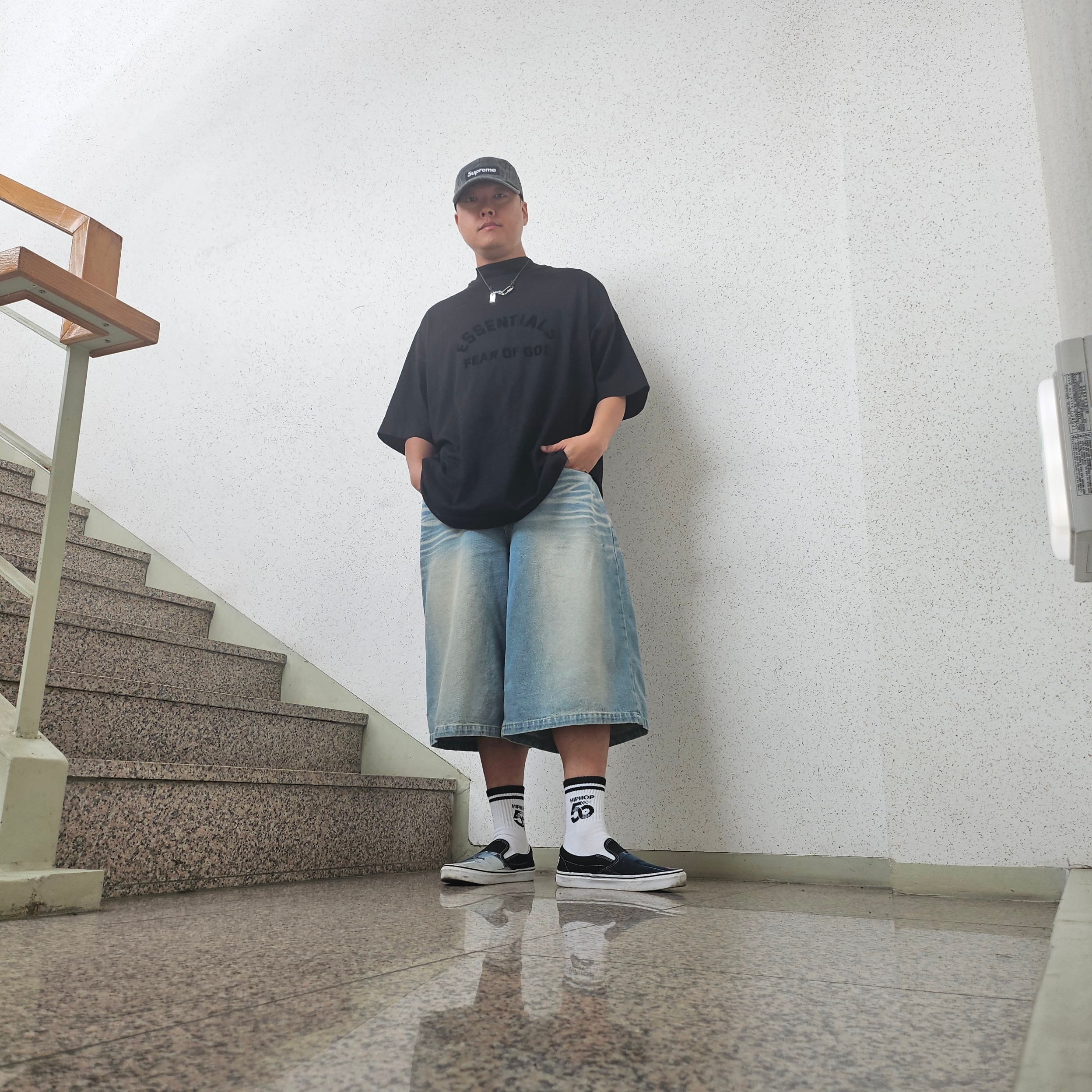 Supreme Denim Camp Cap Washed Black - 22FW, Essentials Heavy Short Sleeve T-Shirt Black - 24SS 착용 스타일 - 2