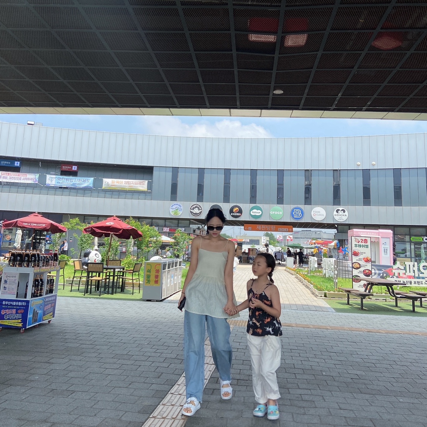 (W) Celine Triomphe 01 Sunglasses in Acetate Black, (W) Chanel Sandals Grained Calfskin & White 착용 스타일 - 2