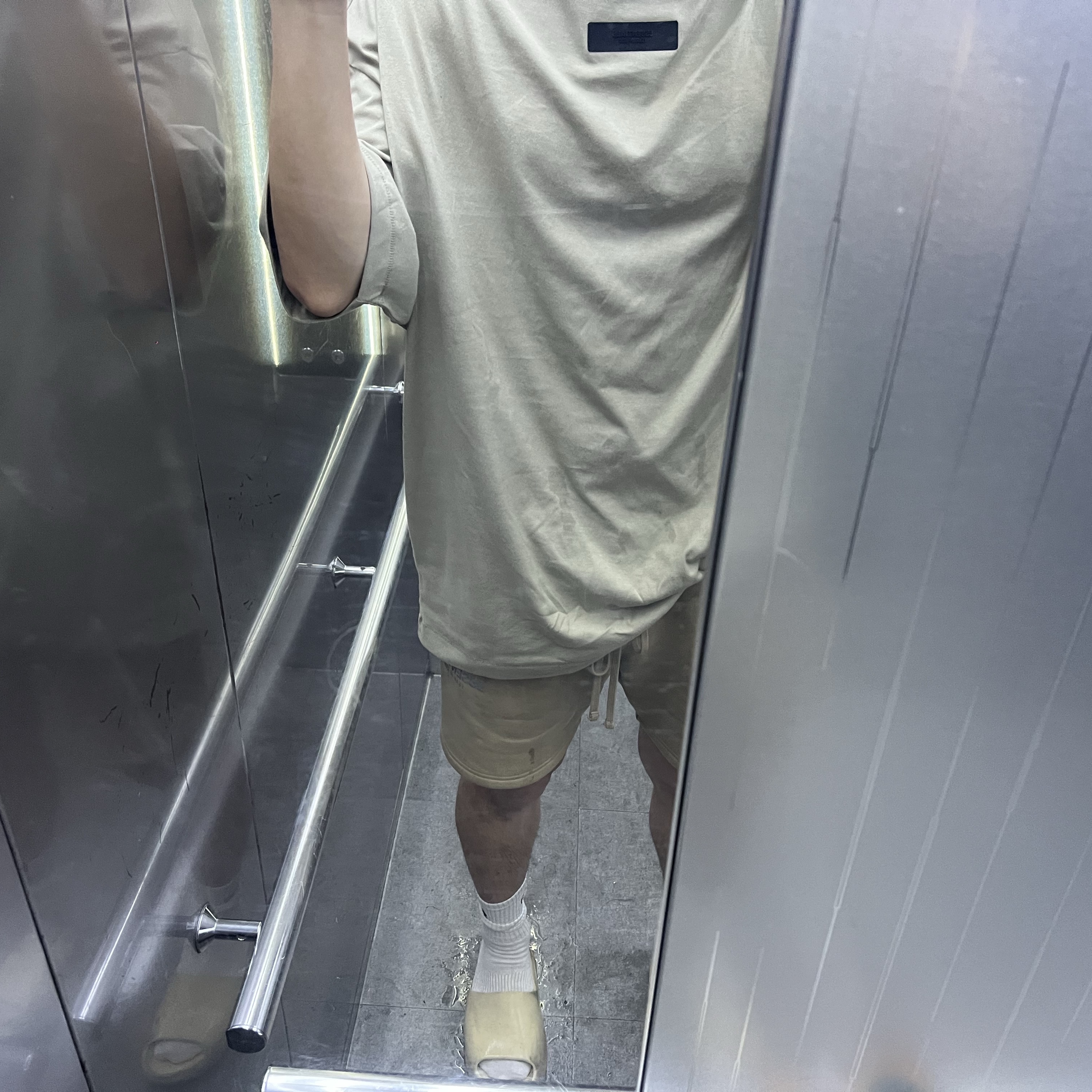 Essentials Crewneck T-Shirt Seal - 24SS, Adidas Yeezy Slide Bone 2022/2023 착용 스타일