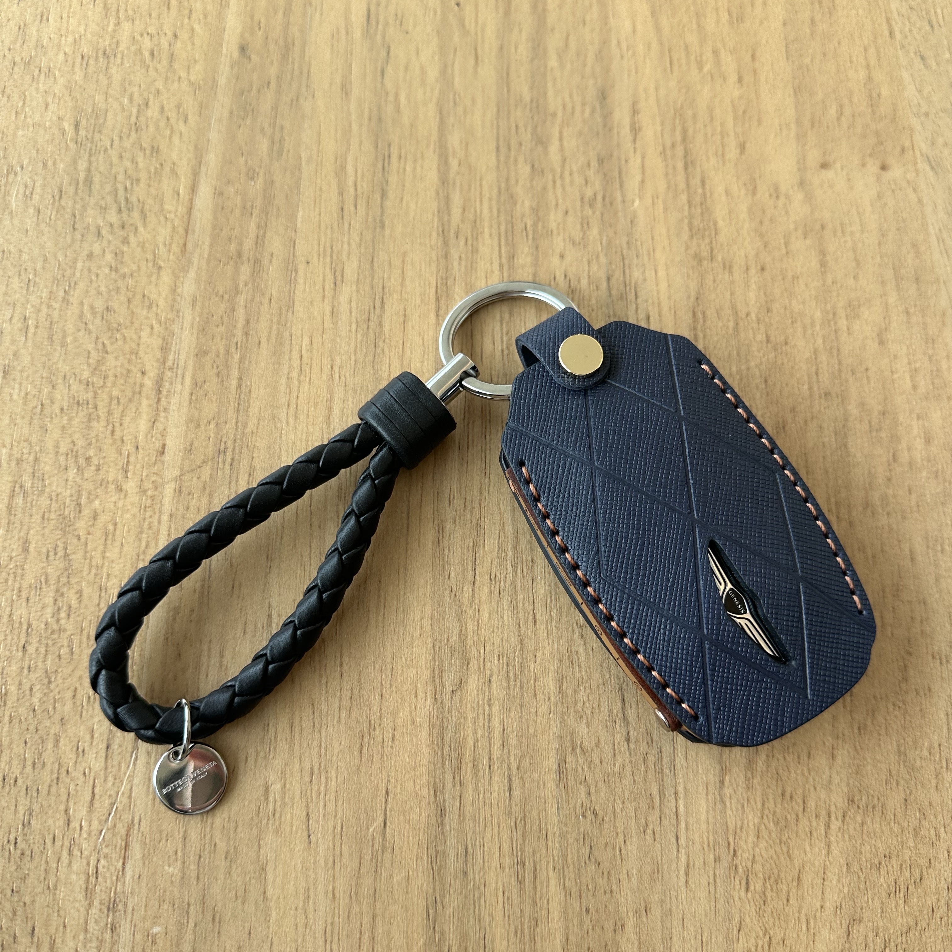 Bottega Veneta Logo Tag Keyring Black 착용 스타일