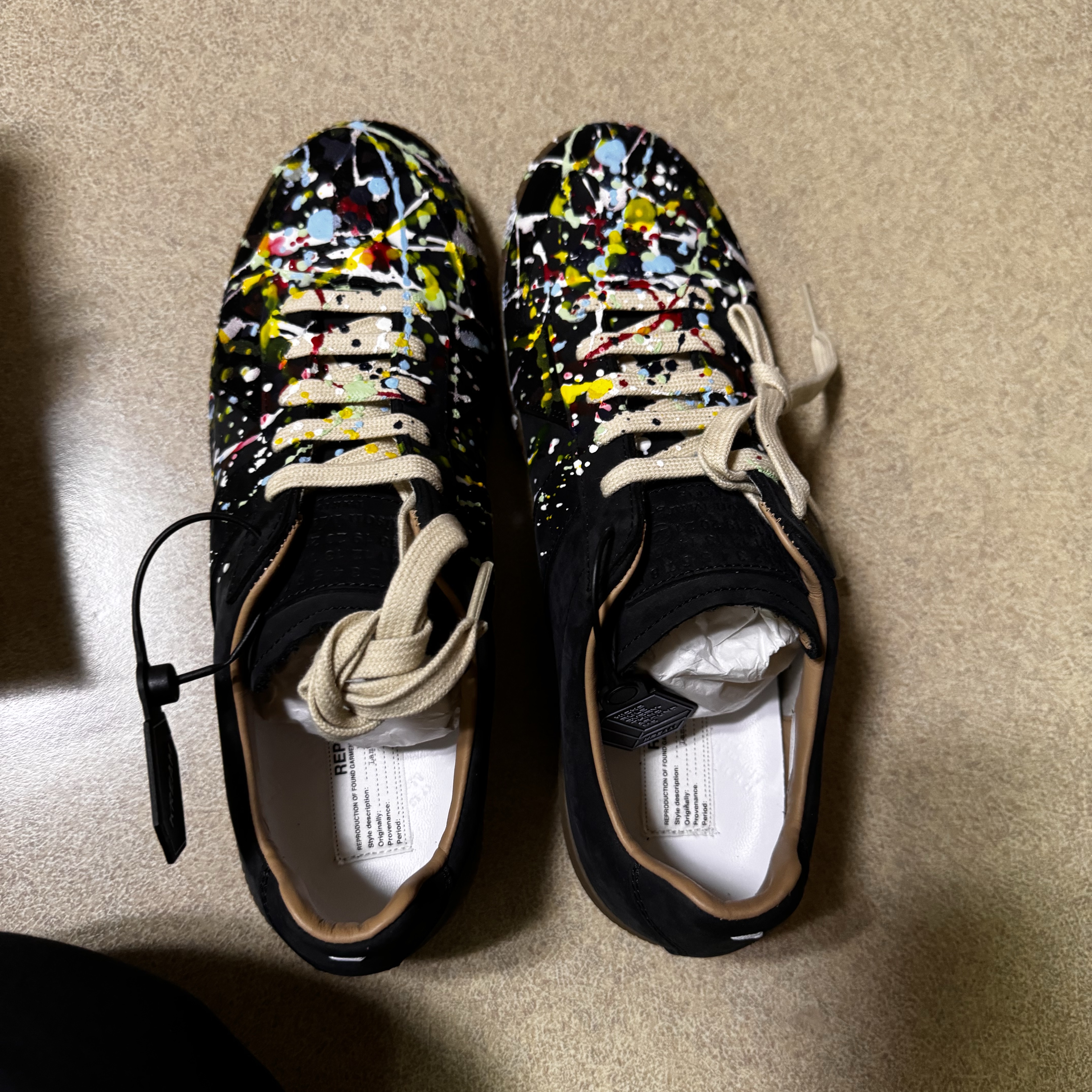Maison Margiela Replica Paint Drop Sneakers Black 착용 스타일 - 2