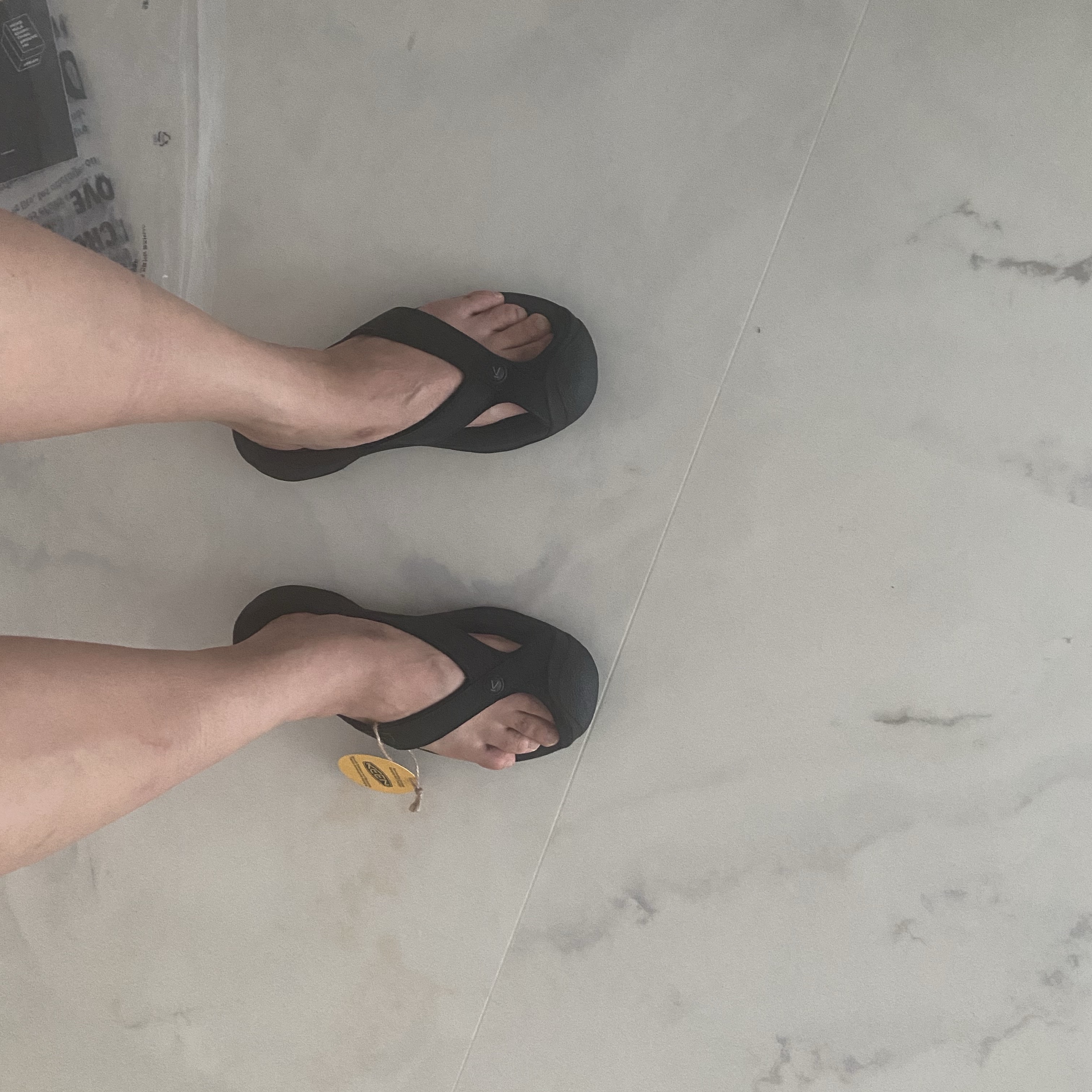 (W) Keen Waimea Leather Flip Flop Black 착용 스타일