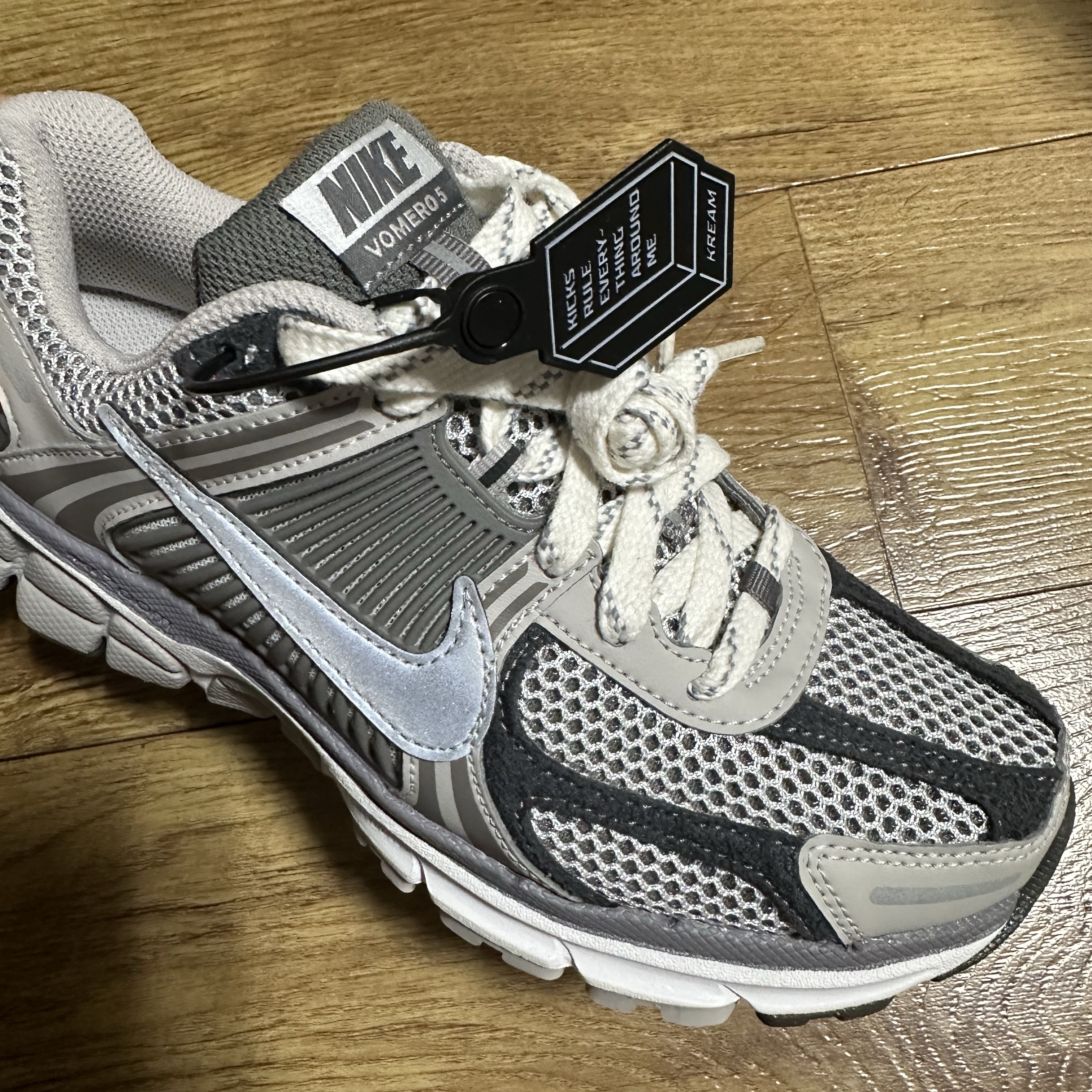 Nike Zoom Vomero 5 PRM Light Iron Ore and Flat Fewter 착용 스타일