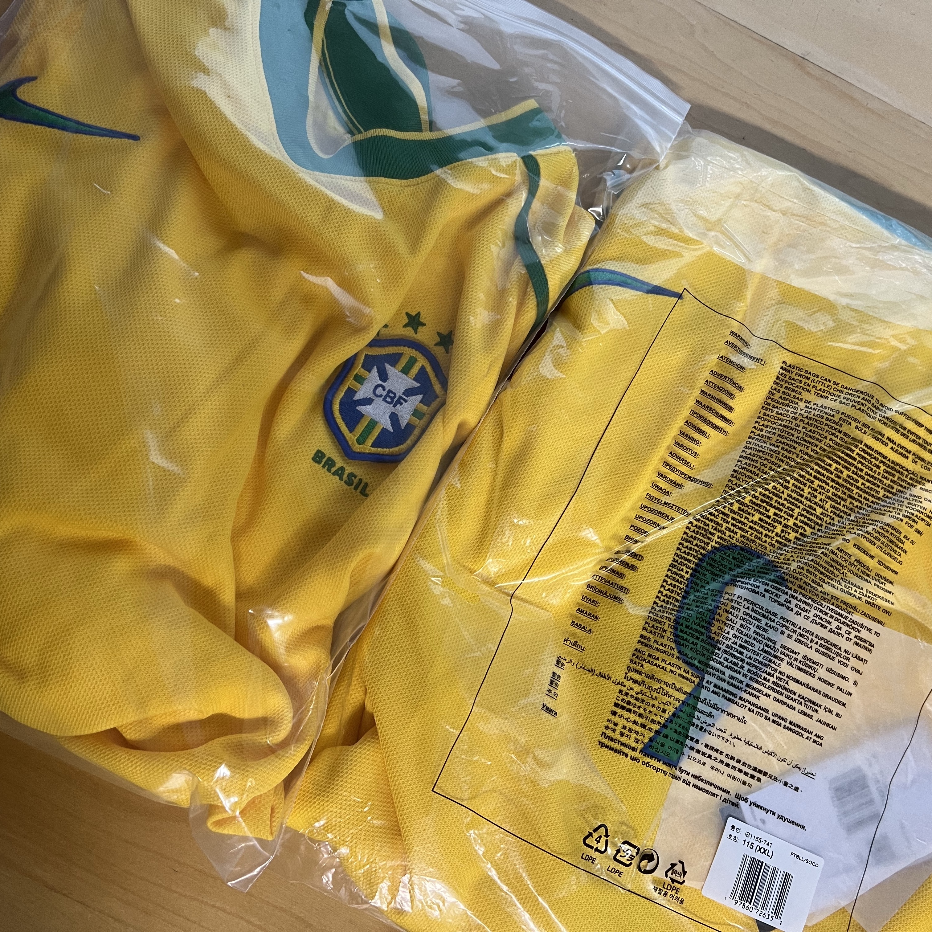 Nike Brazil 1998 Reissue Soccer Replica Jersey Varsity Maize (Non Marking Ver.), Nike Brazil 1998 Reissue Soccer Replica Jersey Varsity Maize Ronaldo (Marking Ver.) 착용 스타일 - 1