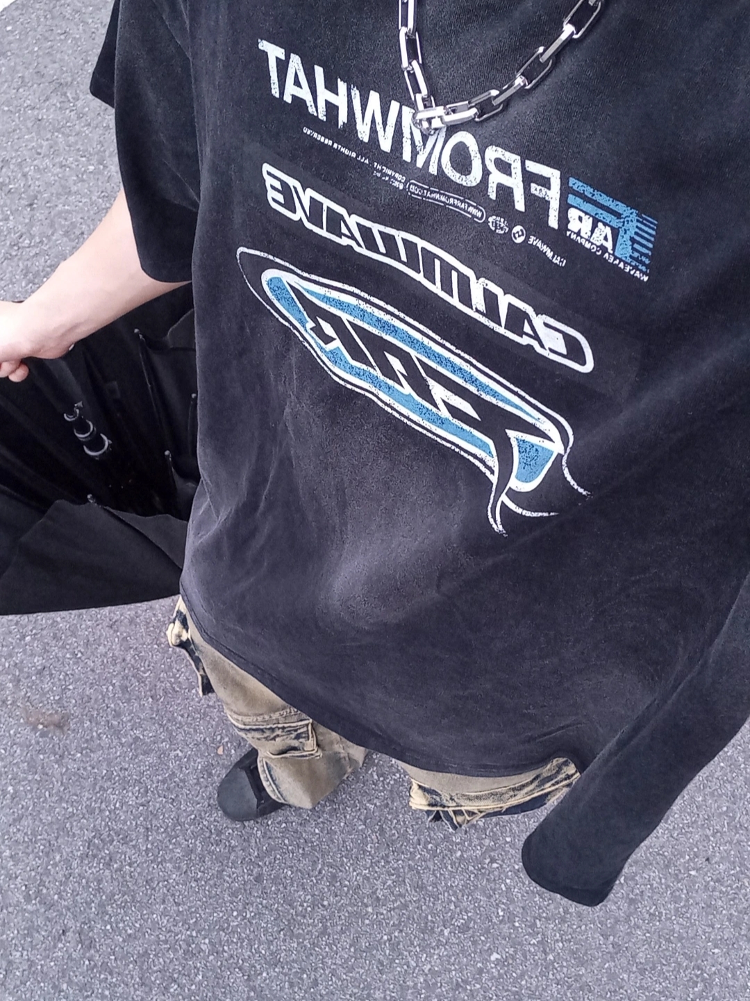 Farfromwhat Far Washed Logo T-Shirt Black 착용 스타일