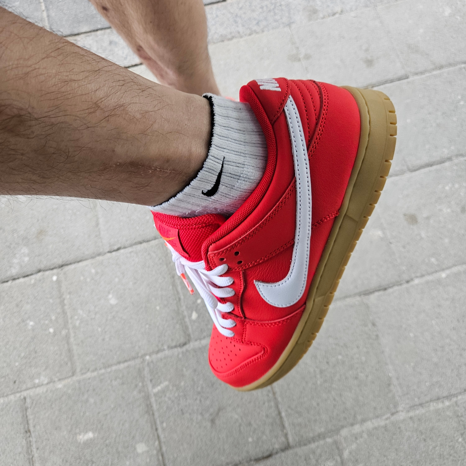 Nike SB Dunk Low Pro University Red White 착용 스타일 - 2