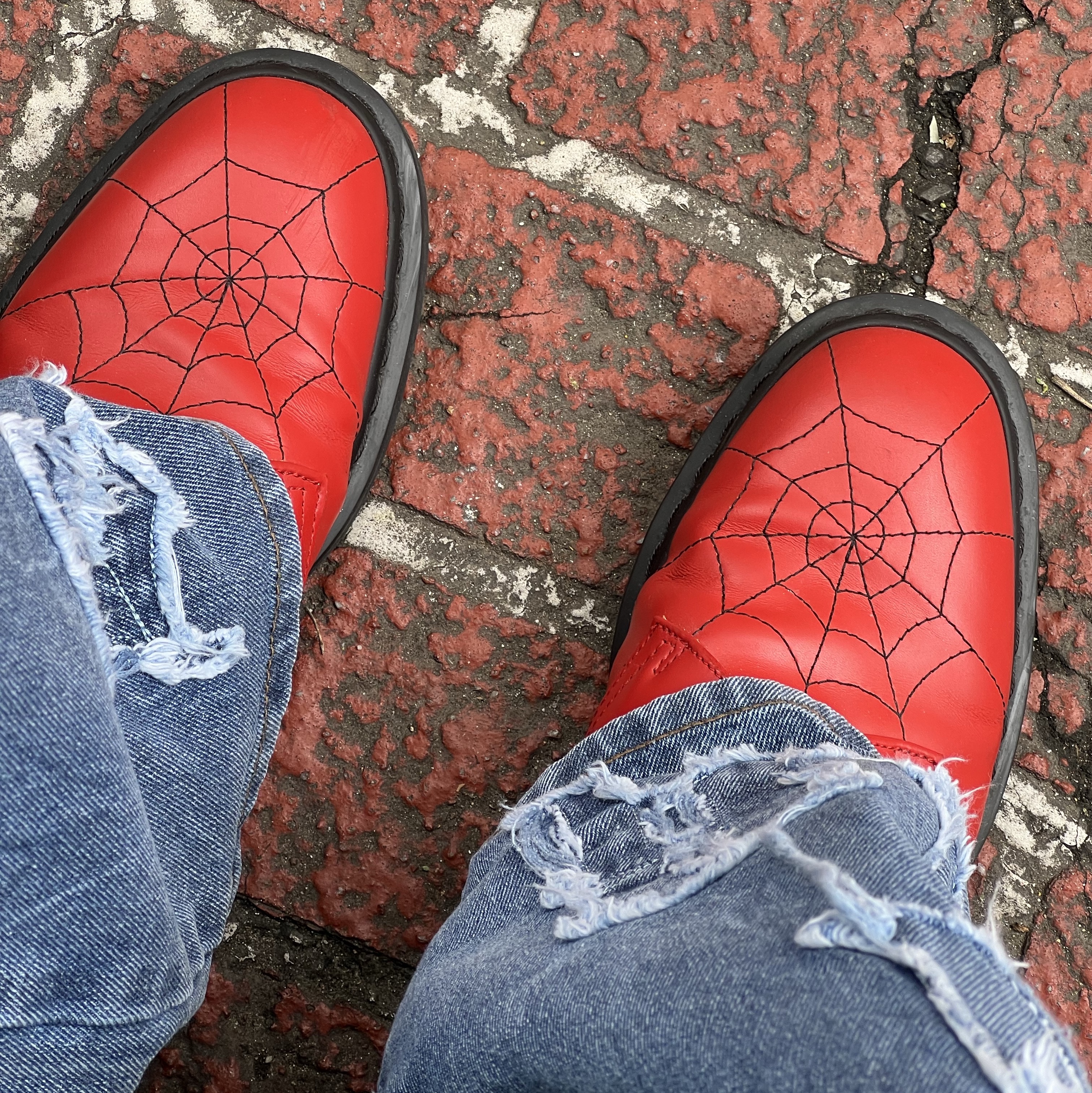 Dr. Martens x Supreme Spiderweb 3-Eye Shoe Red, Deus Ex Machina Saber Moto Jersey Red 착용 스타일 - 3