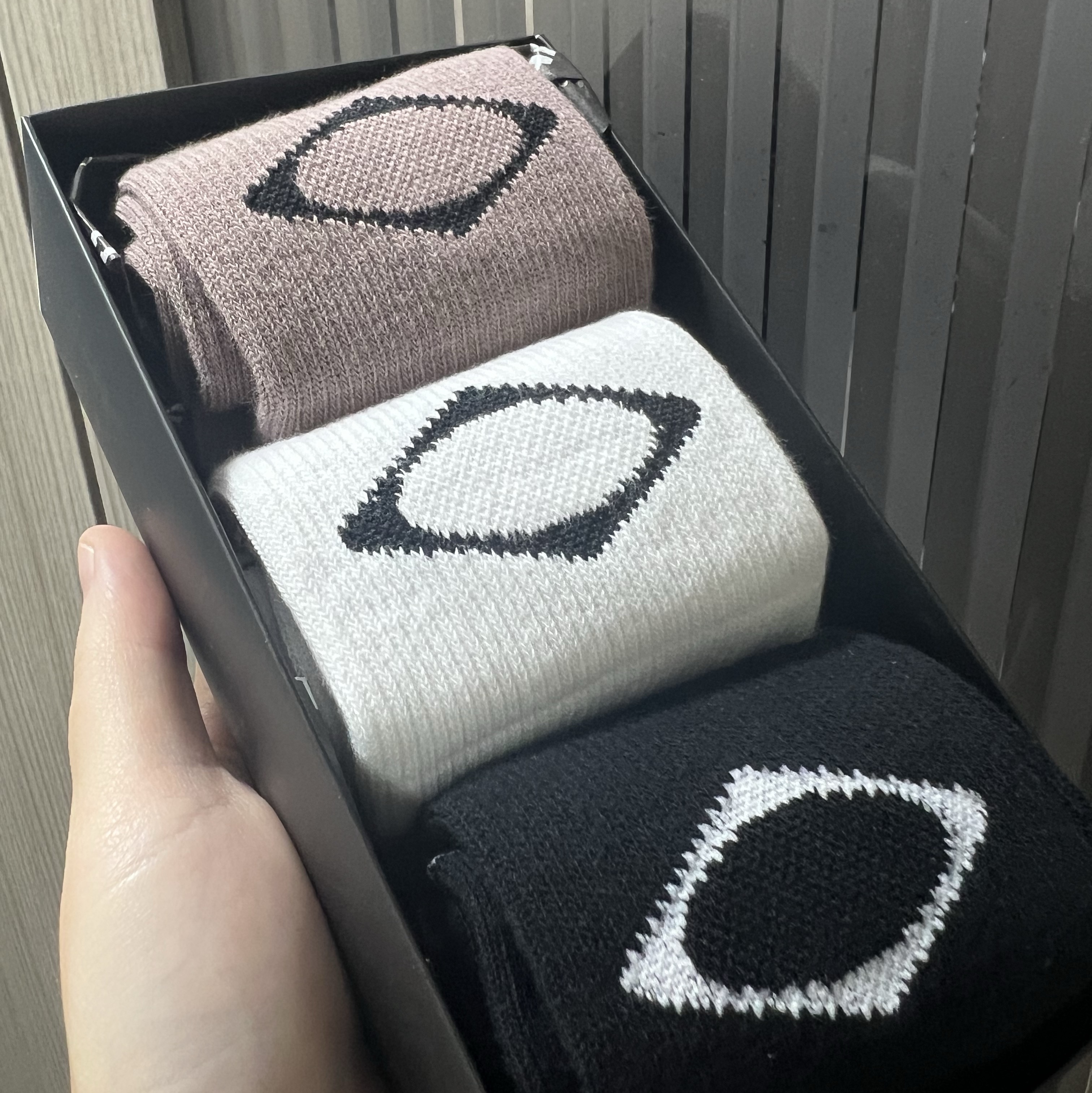 Mischief Rhombus Middle Tube Socks Pink White Black (3 Pack) 착용 스타일
