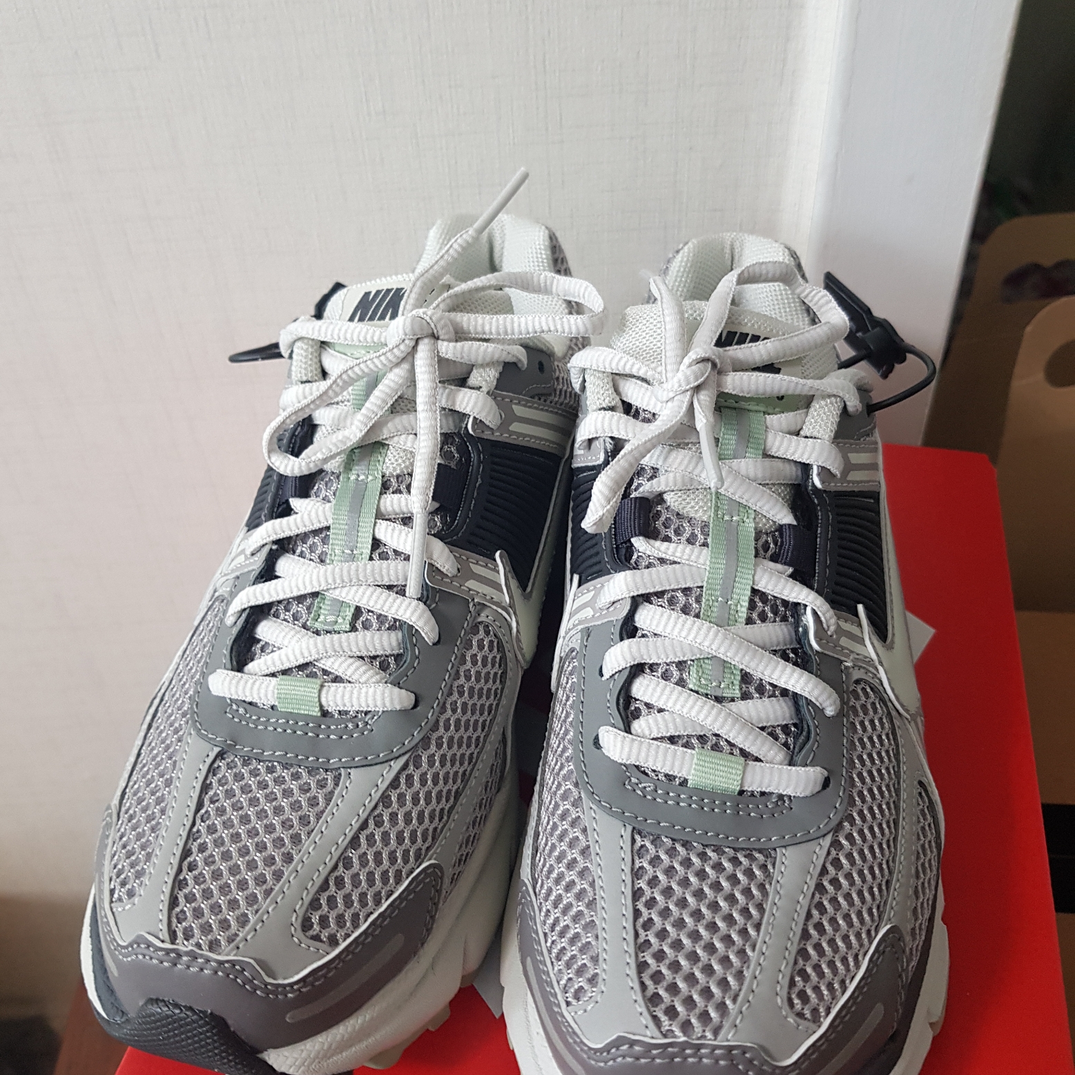(W) Nike Zoom Vomero 5 Cobblestone and Flat Pewter 착용 스타일