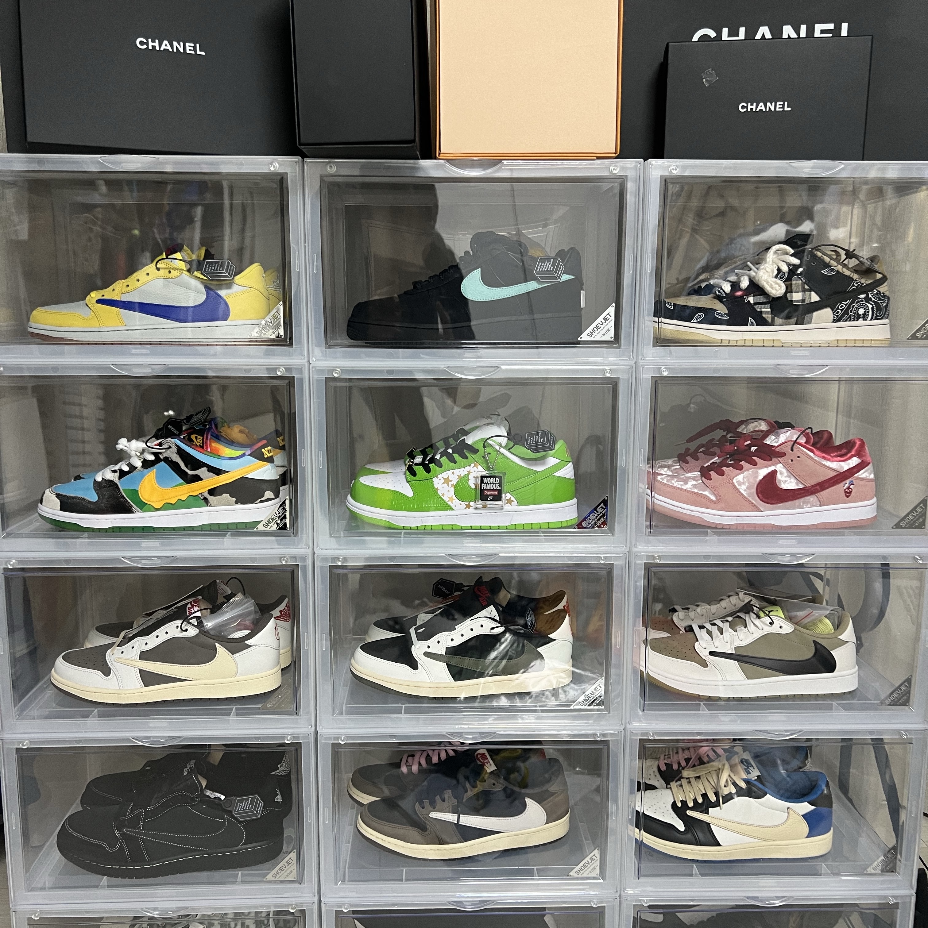 (W) Jordan 1 x Travis Scott Retro Low OG SP Canary, Nike x Tiffany & Co. Air Force 1 Low SP 1837 착용 스타일