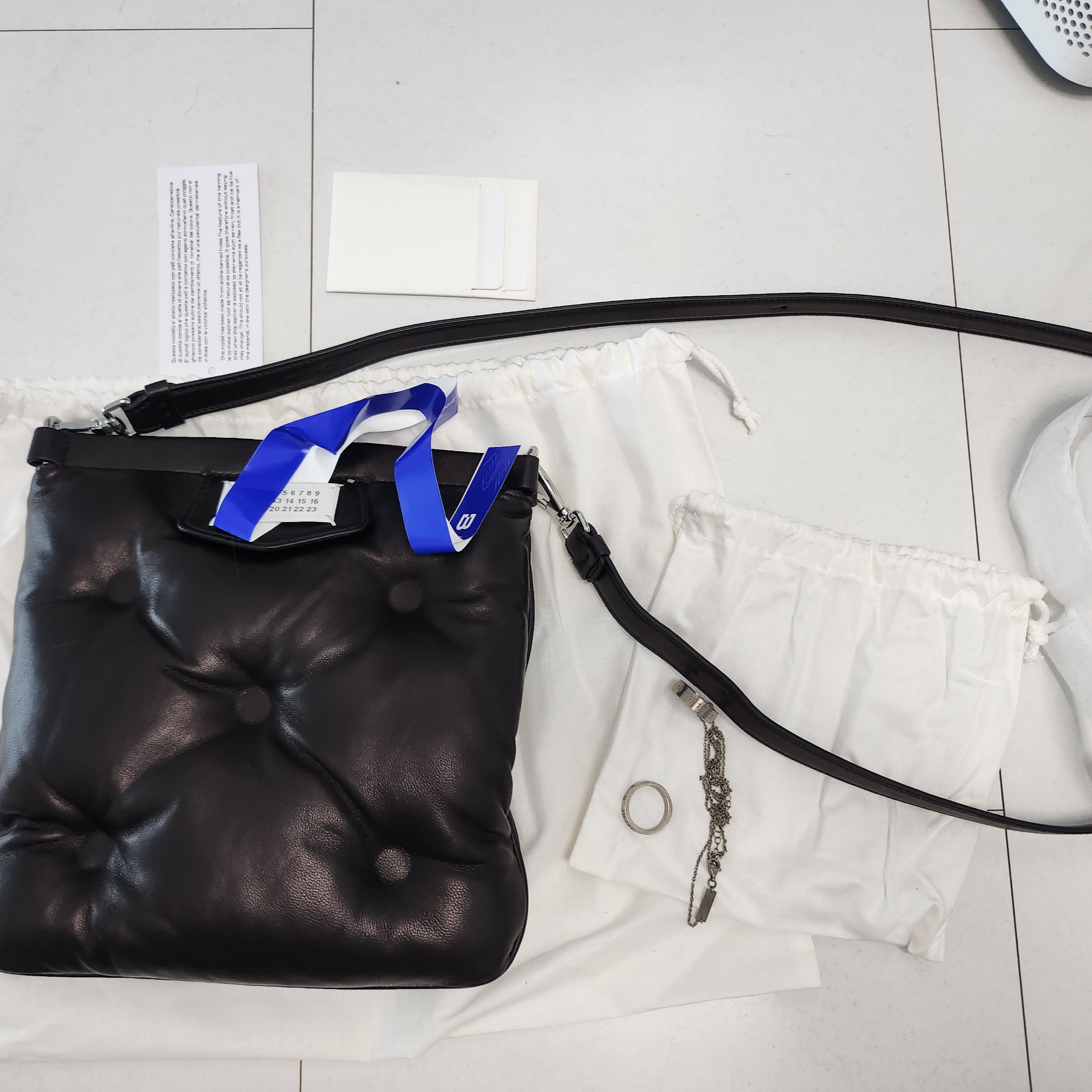 Maison Margiela Glam Slam Flat Bag Black 착용 스타일 - 2