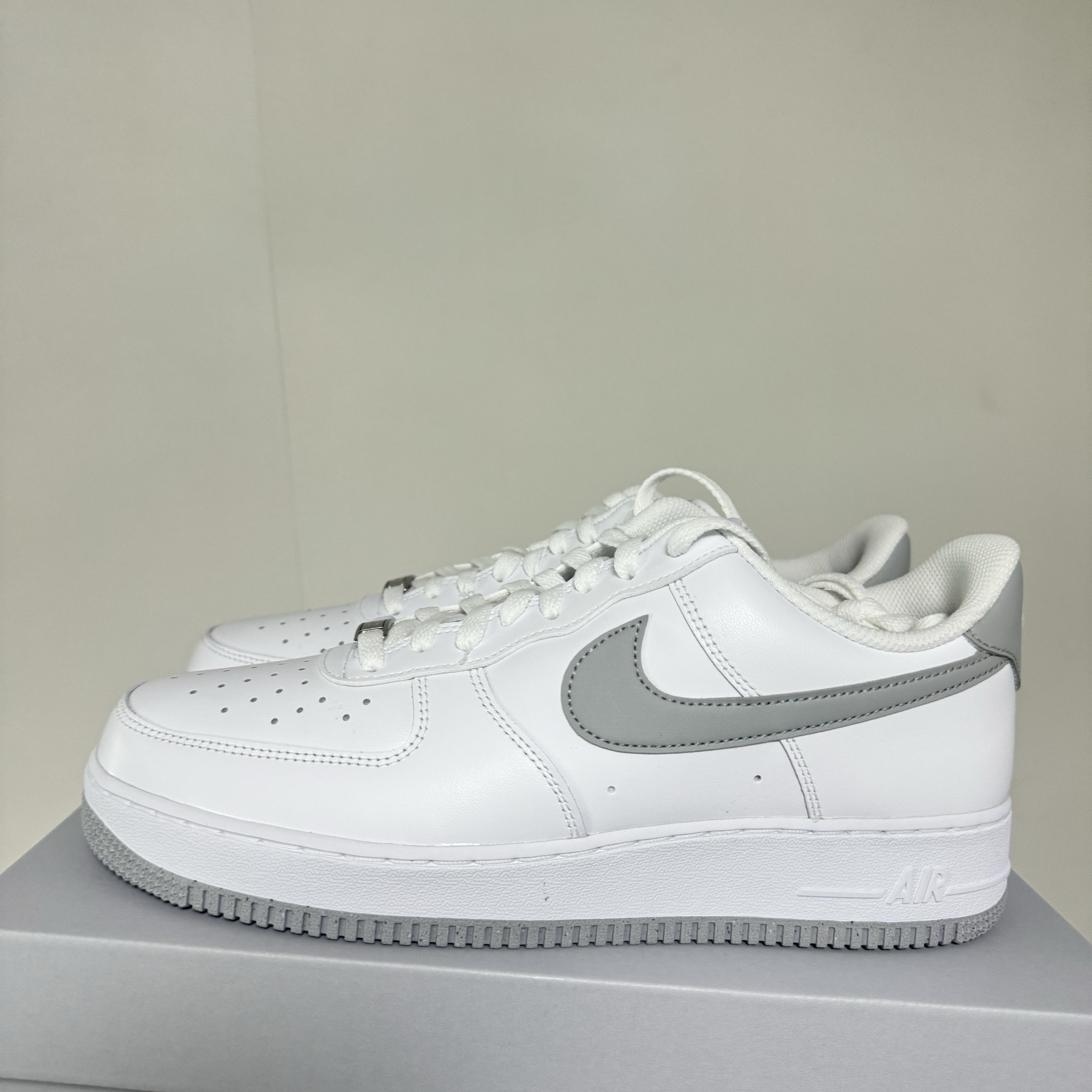 Nike Air Force 1 '07 White Light Smoke Grey 착용 스타일