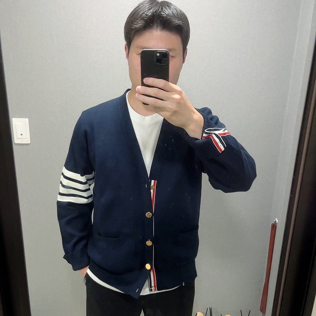 Thom Browne Milano Stitch 4-Bar Cardigan Navy 착용 스타일 - 2