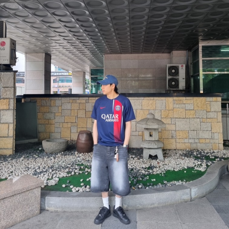Nike Paris Saint-Germain 2023/24 Dri-Fit Stadium Home Jersey Midnight Navy (Non Marking Ver.), Nike Air Force 1 '07 Low Triple Black 착용 스타일