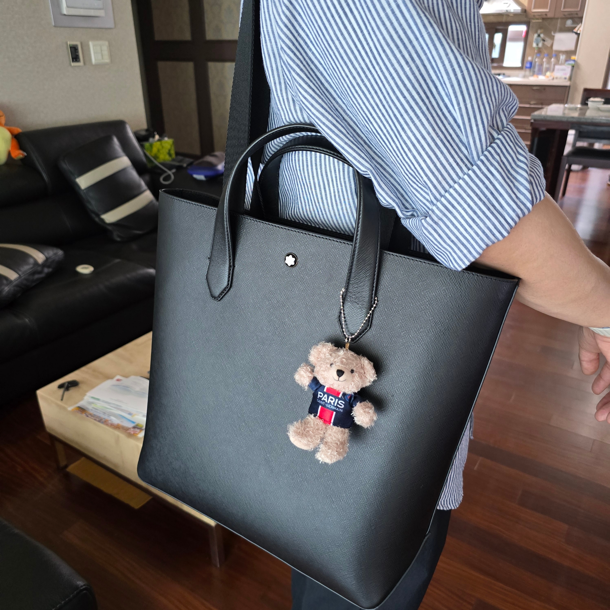 Paris Saint-Germain Justice Pretty Bear Keyring, Montblanc Sartorial Tote Bag Black 착용 스타일