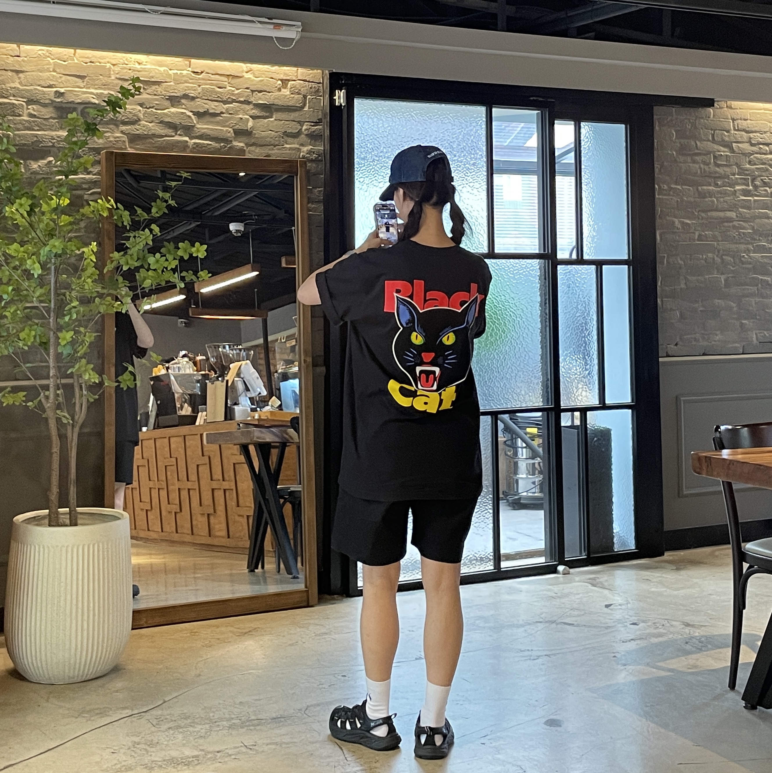 Supreme Cordura Denim Small Box 6-Panel Blue - 24SS, Supreme Black Cat T-Shirt Black - 24SS 착용 스타일 - 2