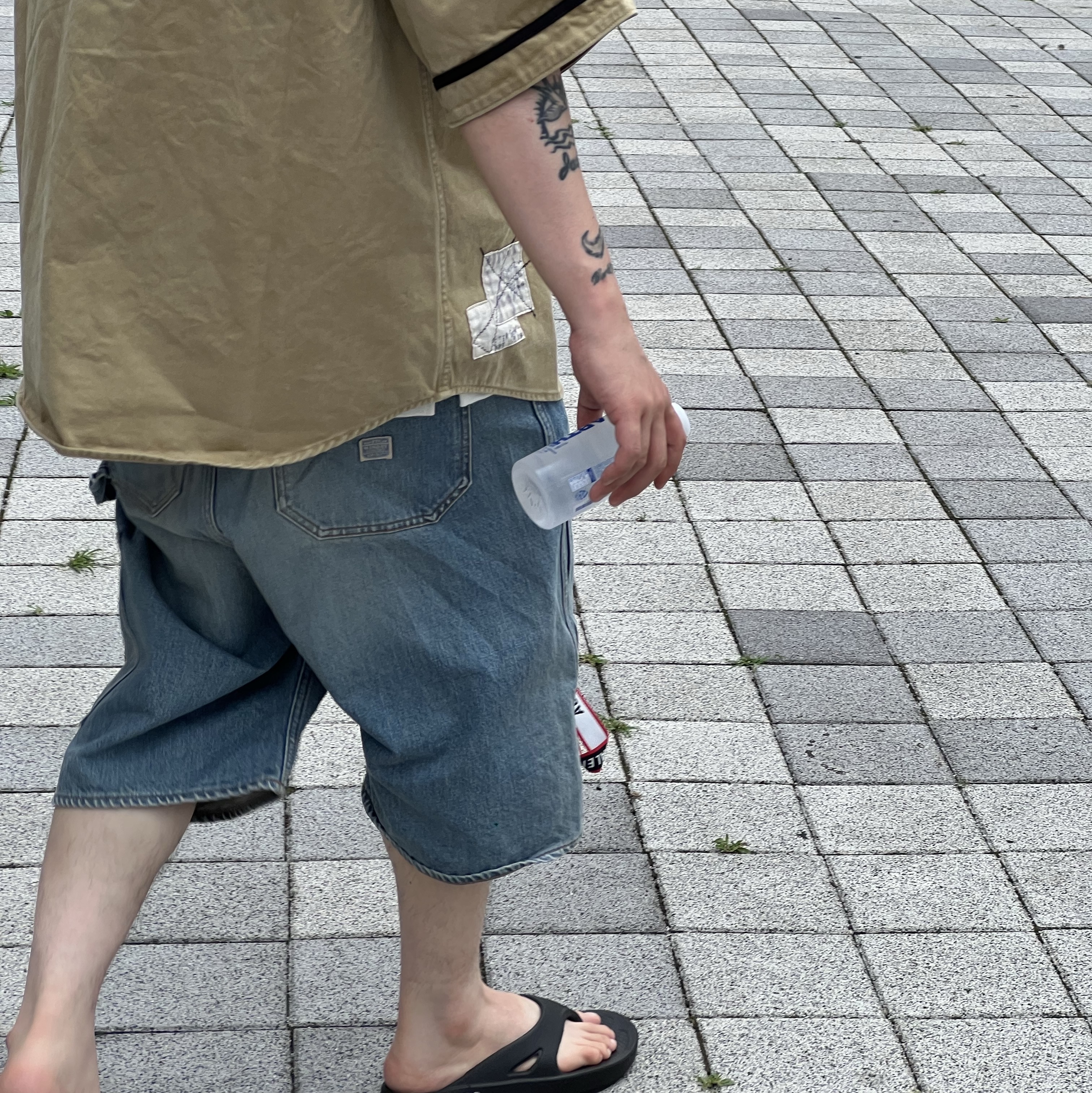 Oofos OOriginal Black, Kapital Chino Great Kountry Damaged Baseball Shirt Beige 착용 스타일