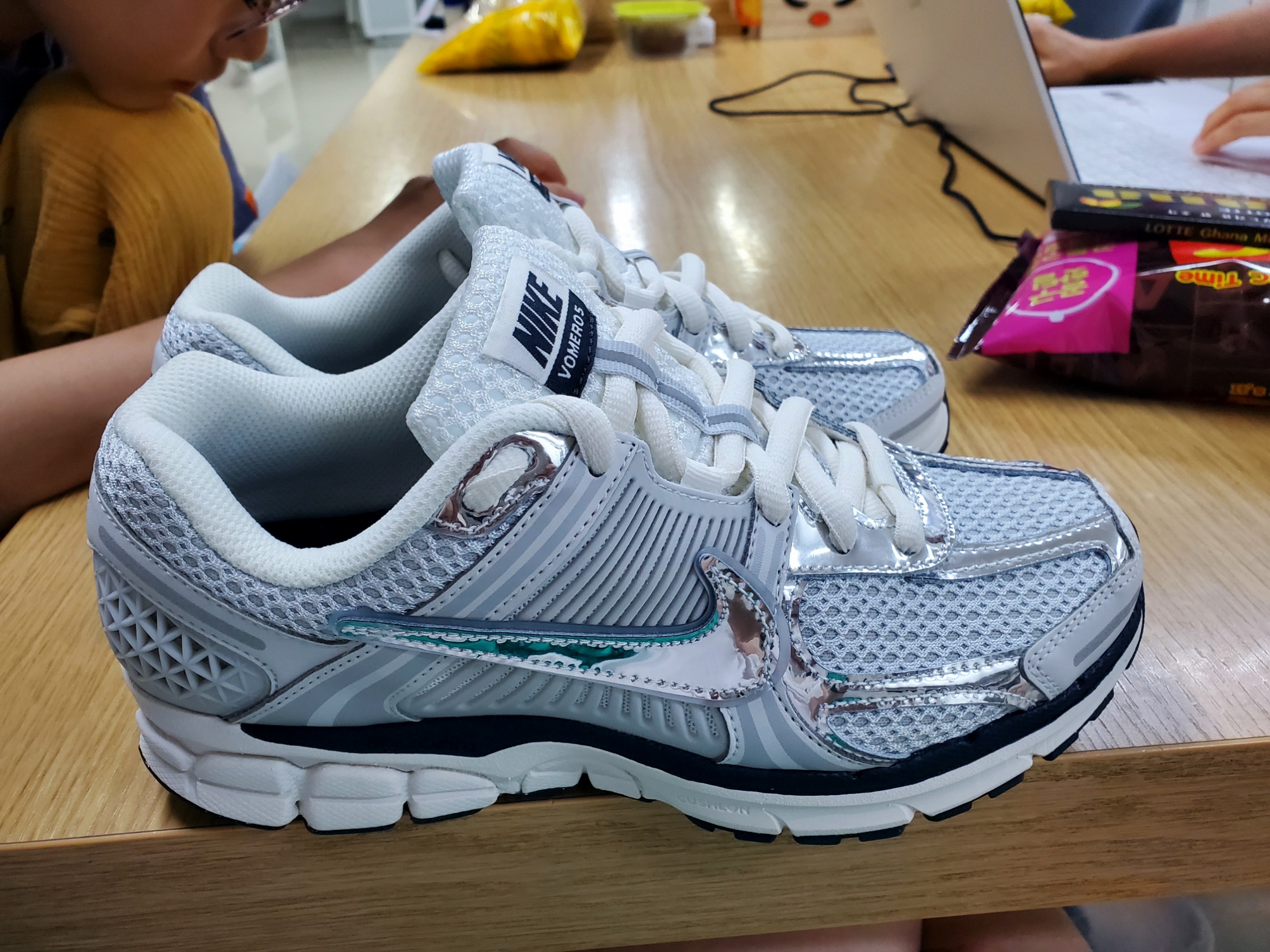 (W) Nike Zoom Vomero 5 Photon Dust and Metallic Silver 착용 스타일