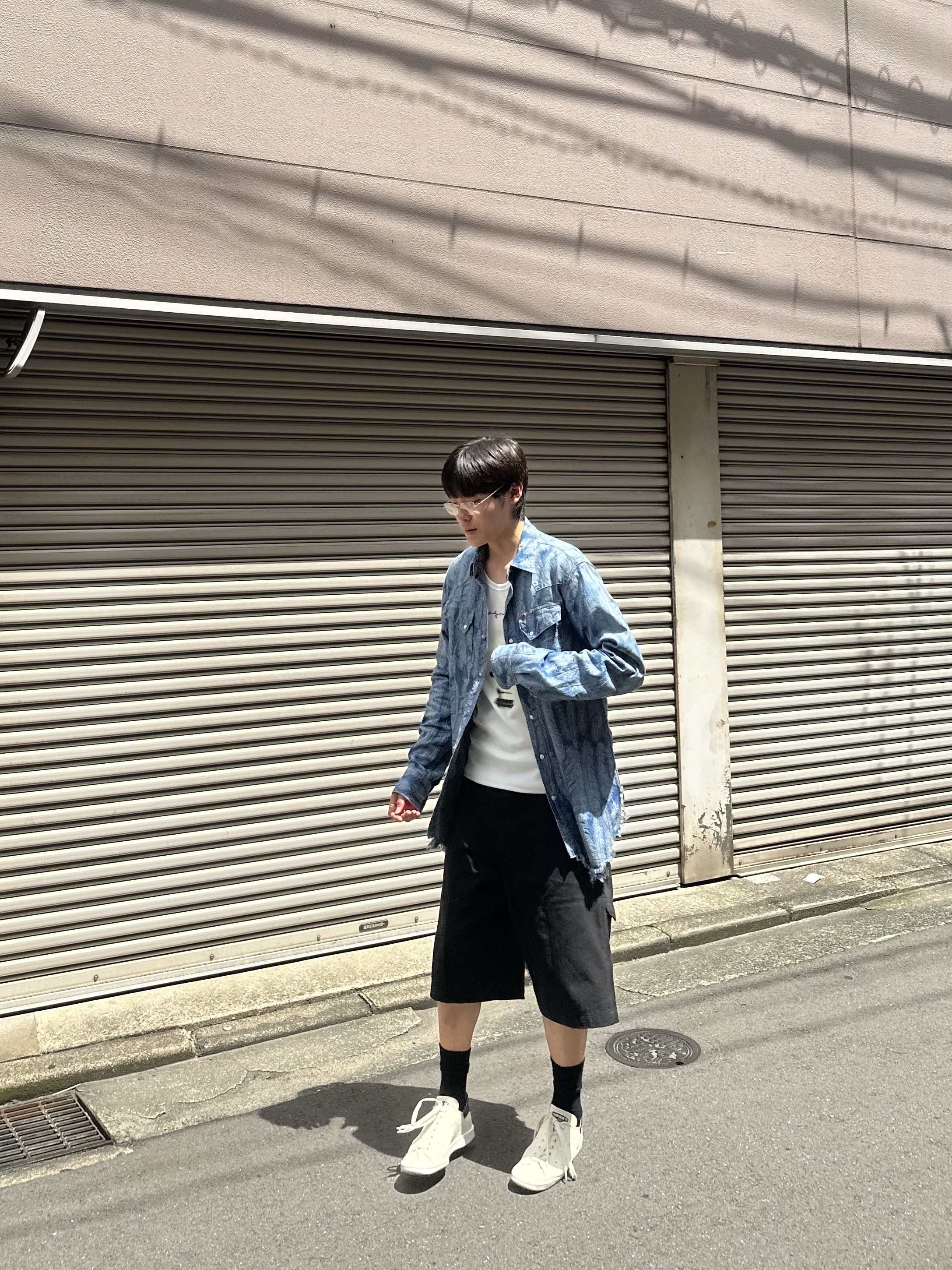 Balenciaga x Adidas Stan Smith Off White, Kapital 5 oz. Magpie Denim Western Shirt Light Indigo 착용 스타일 - 3