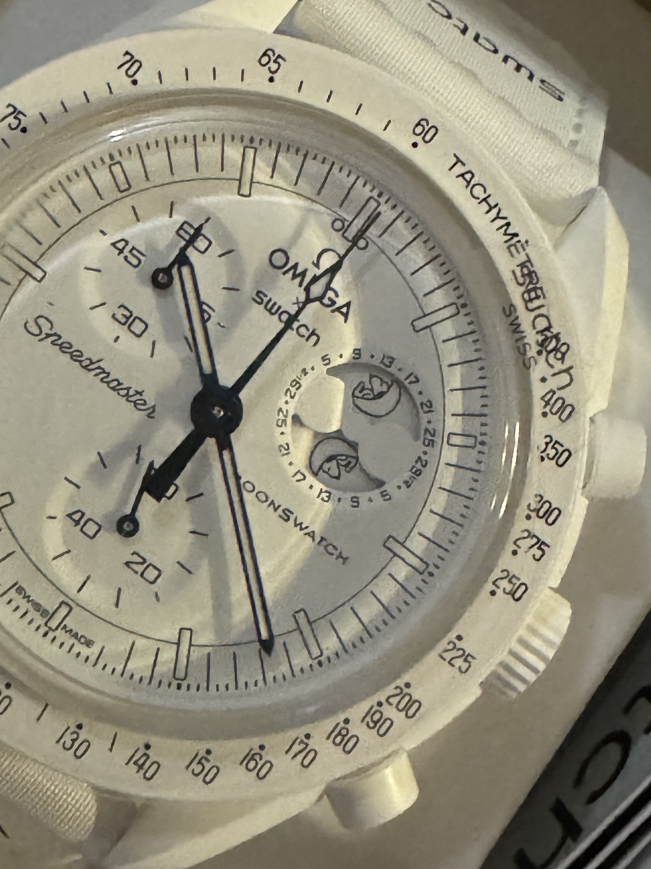 Swatch x Omega x Snoopy Bioceramic Moonswatch Mission To The Moonphase New Moon, Swatch x Omega x Snoopy Bioceramic Moonswatch Mission To The Moonphase Full Moon 착용 스타일 - 3