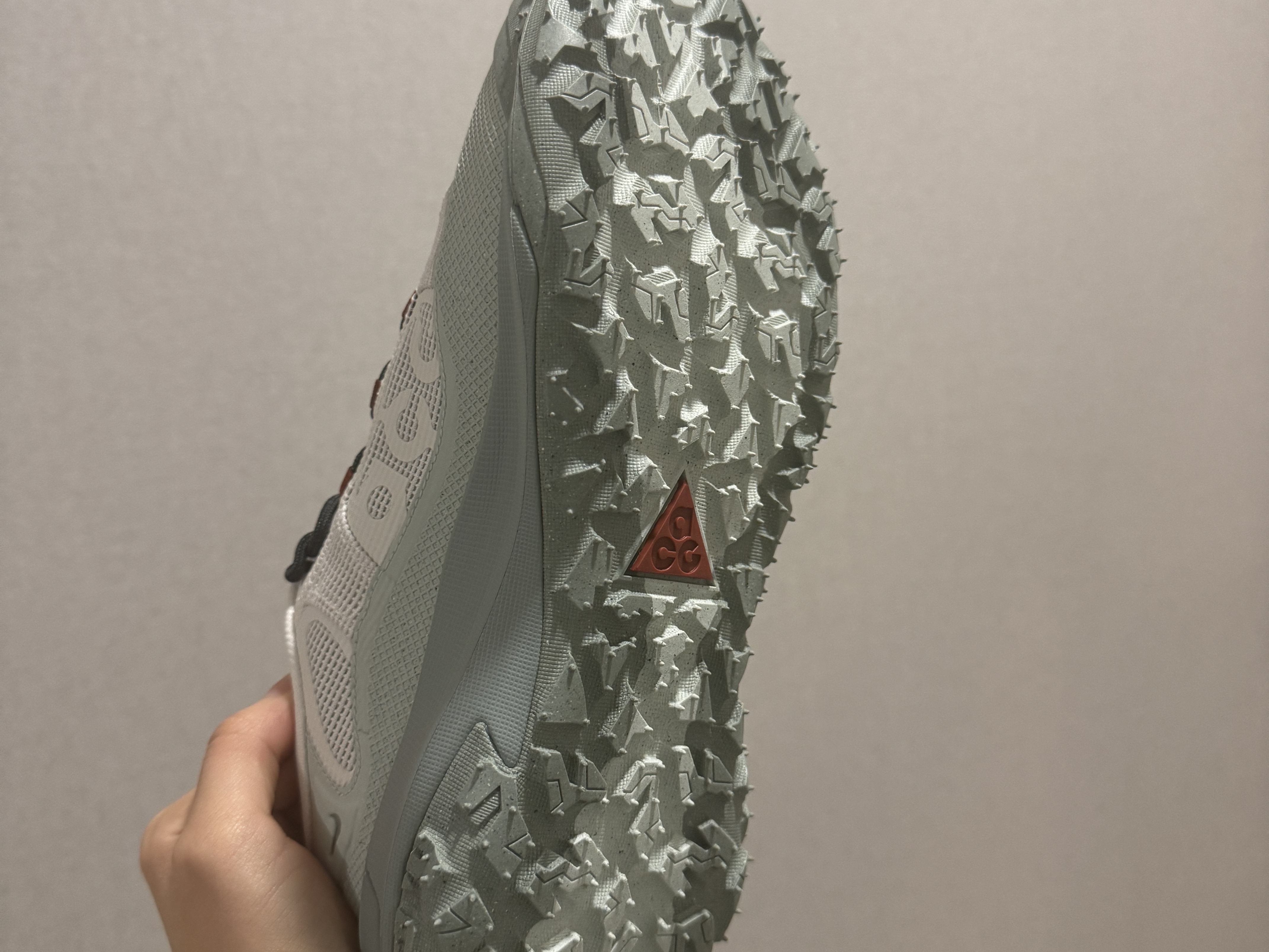 Nike ACG Mountain Fly 2 Low Gore-Tex Phantom Dark Smoke Grey 착용 스타일 - 3