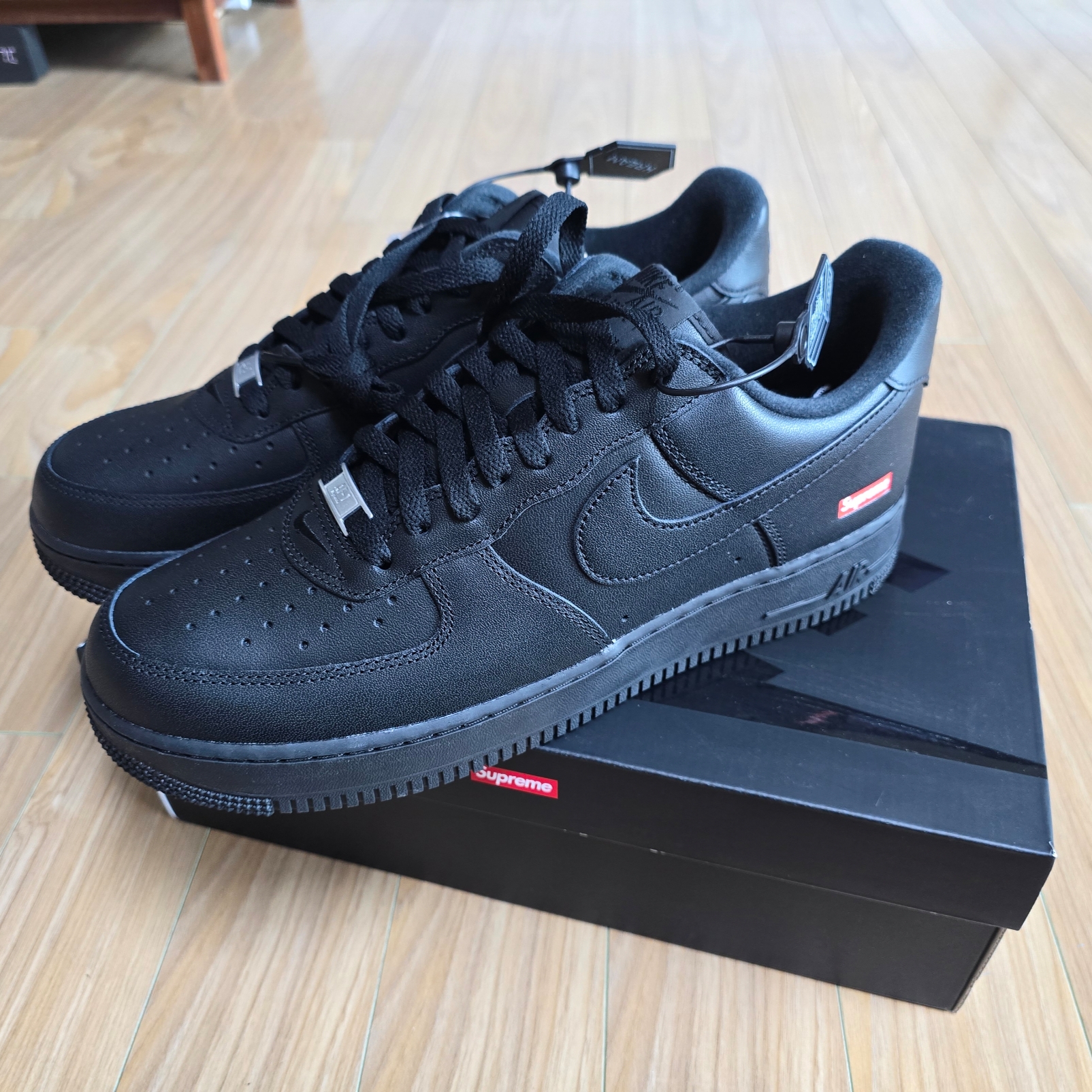 Nike x Supreme Air Force 1 Low Black 착용 스타일 - 2