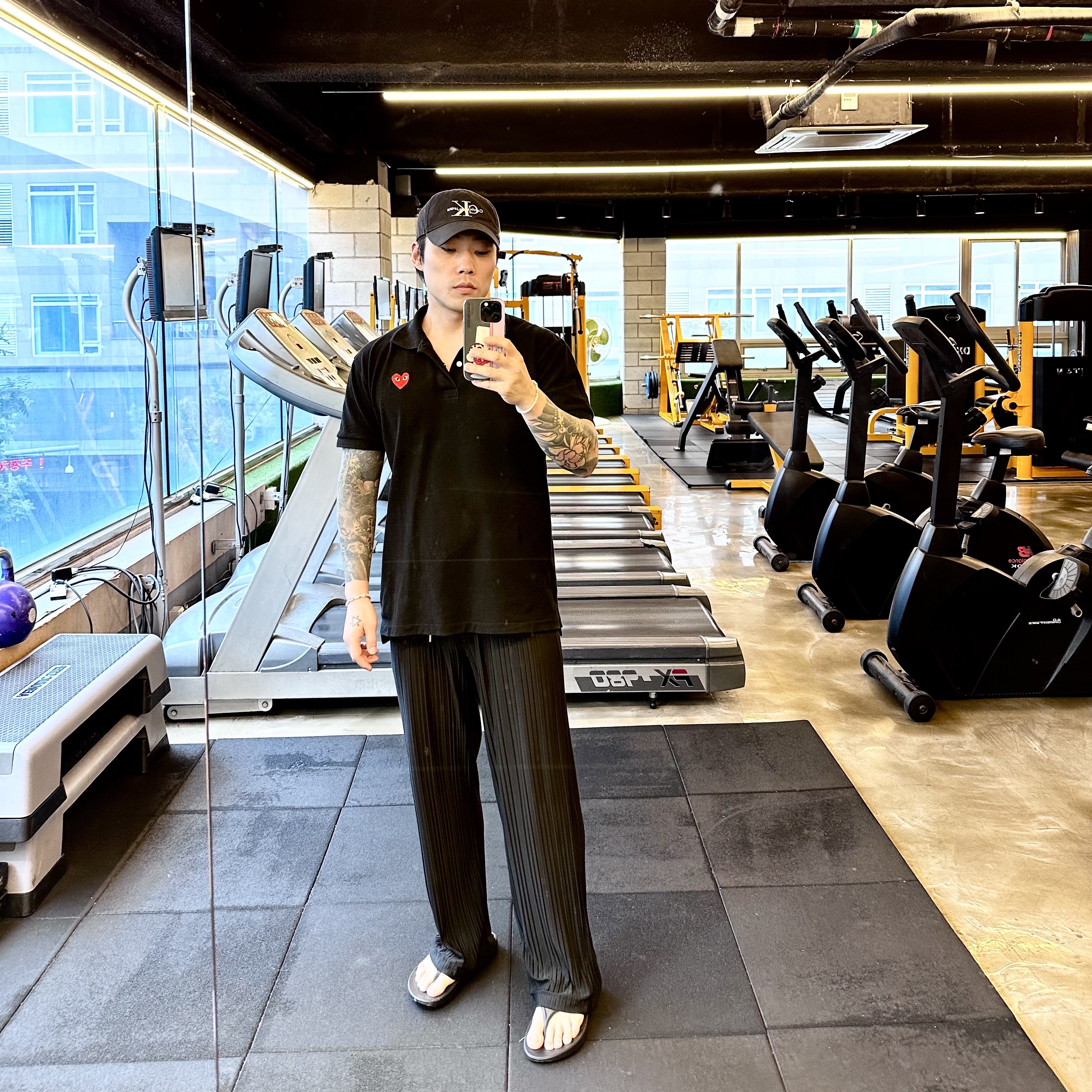 Oofos OOriginal Black, Play Comme des Garcons Red Heart Polo Shirt Black 착용 스타일