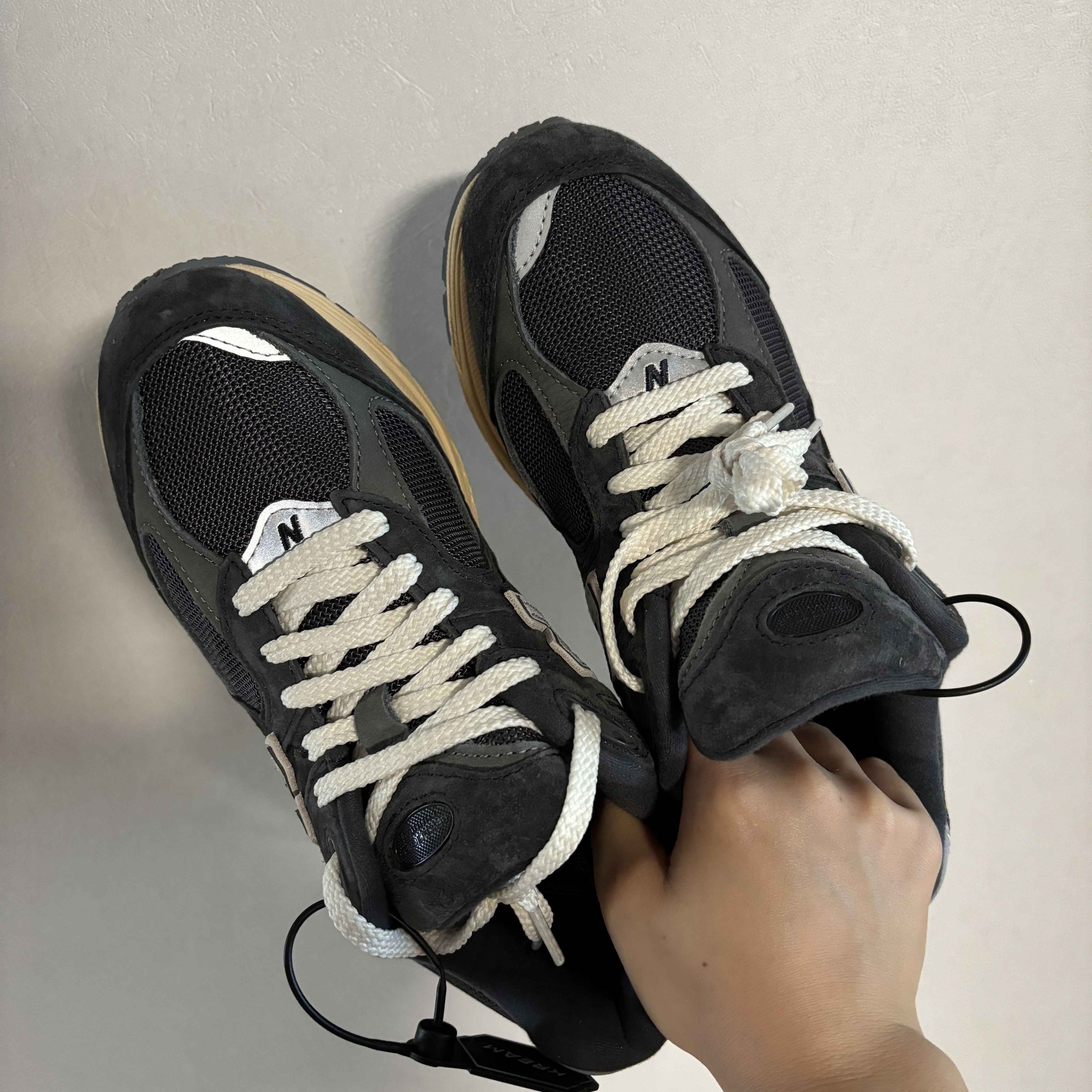 New Balance 2002R Special Vintage Black Grey 착용 스타일 - 1