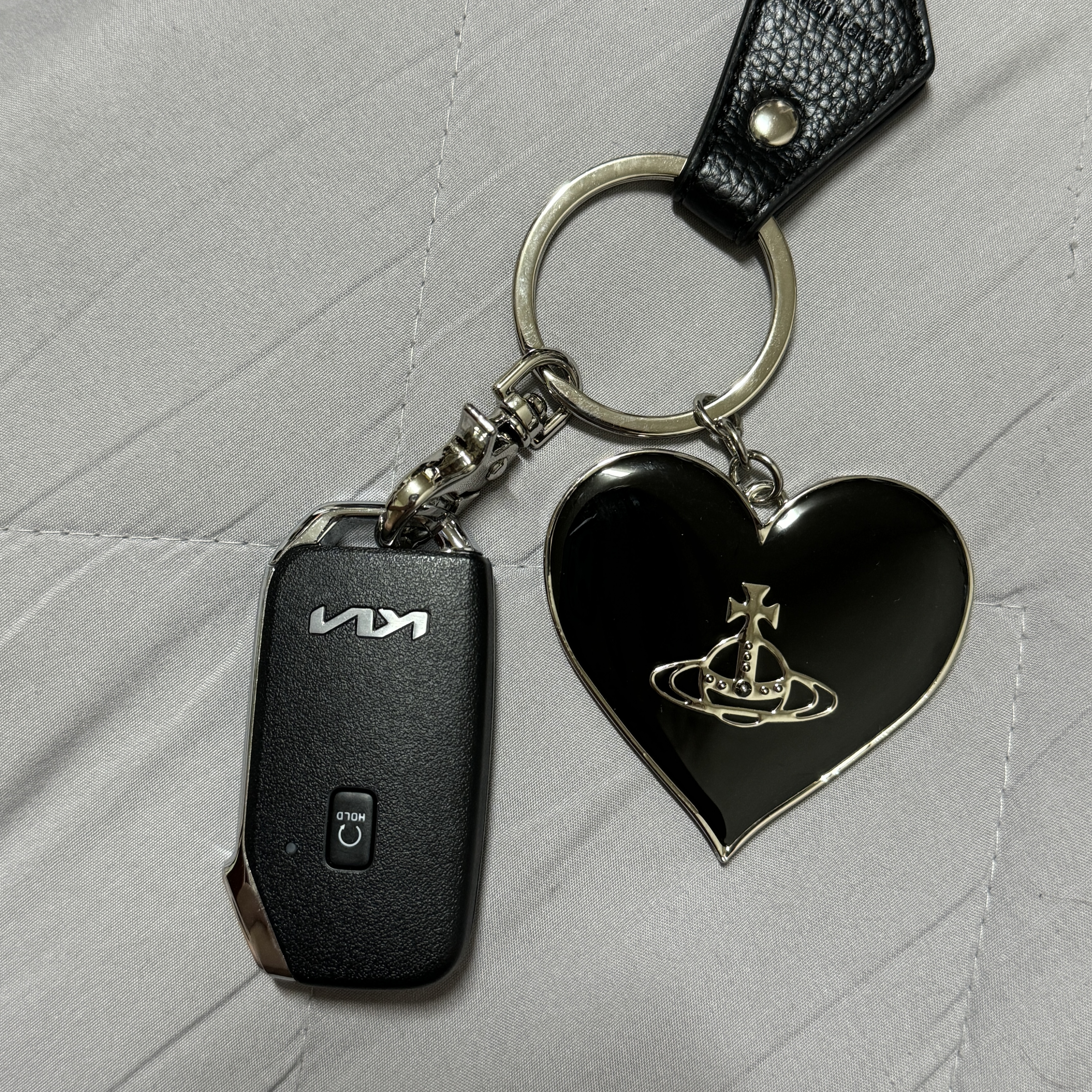 Vivienne Westwood Re-Vegan Grain Mirror Heart Orb Keyring Black 착용 스타일