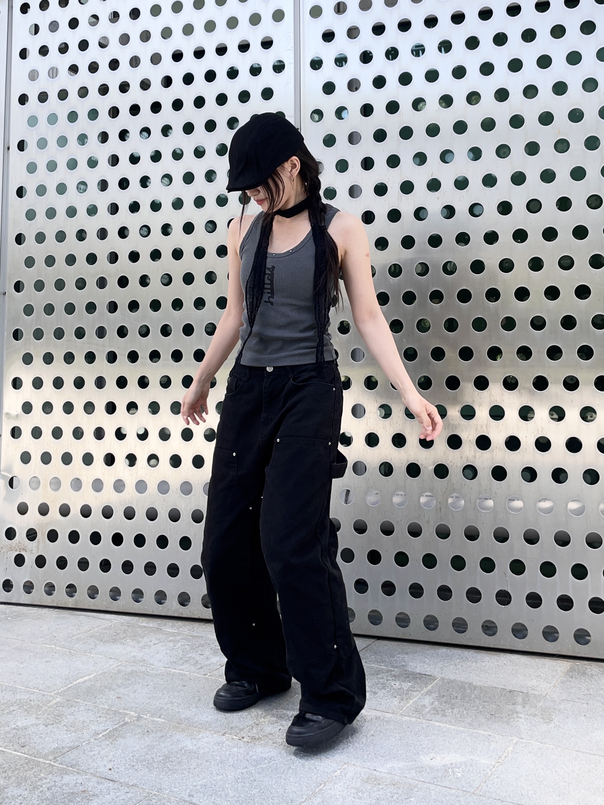 (W) Nike Air Force 1 '07 Low Triple Black, BORN TO WIN Symbol B Pigment Ribbed Sleeveless Charcoal 착용 스타일 - 2