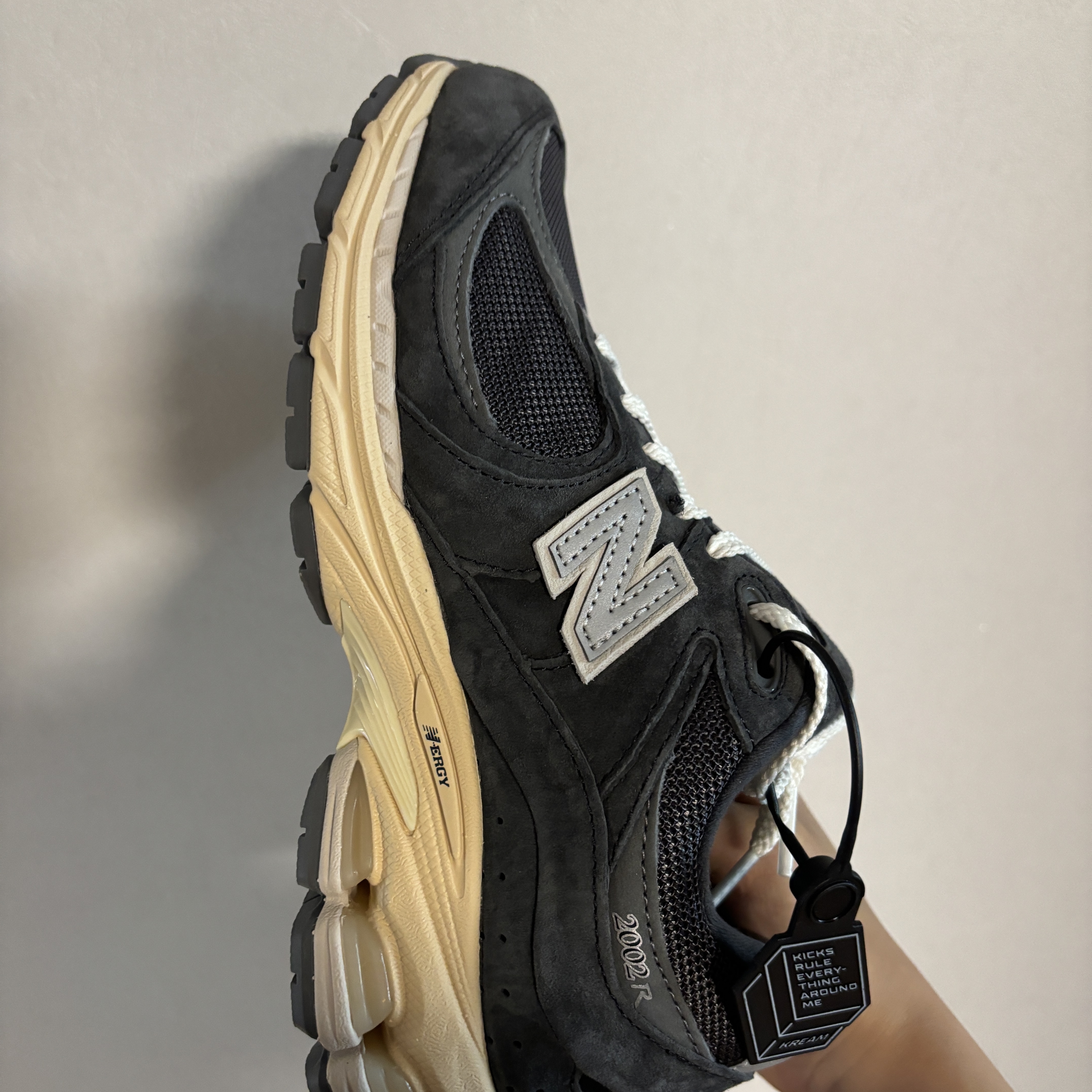 New Balance 2002R Special Vintage Black Grey 착용 스타일 - 2