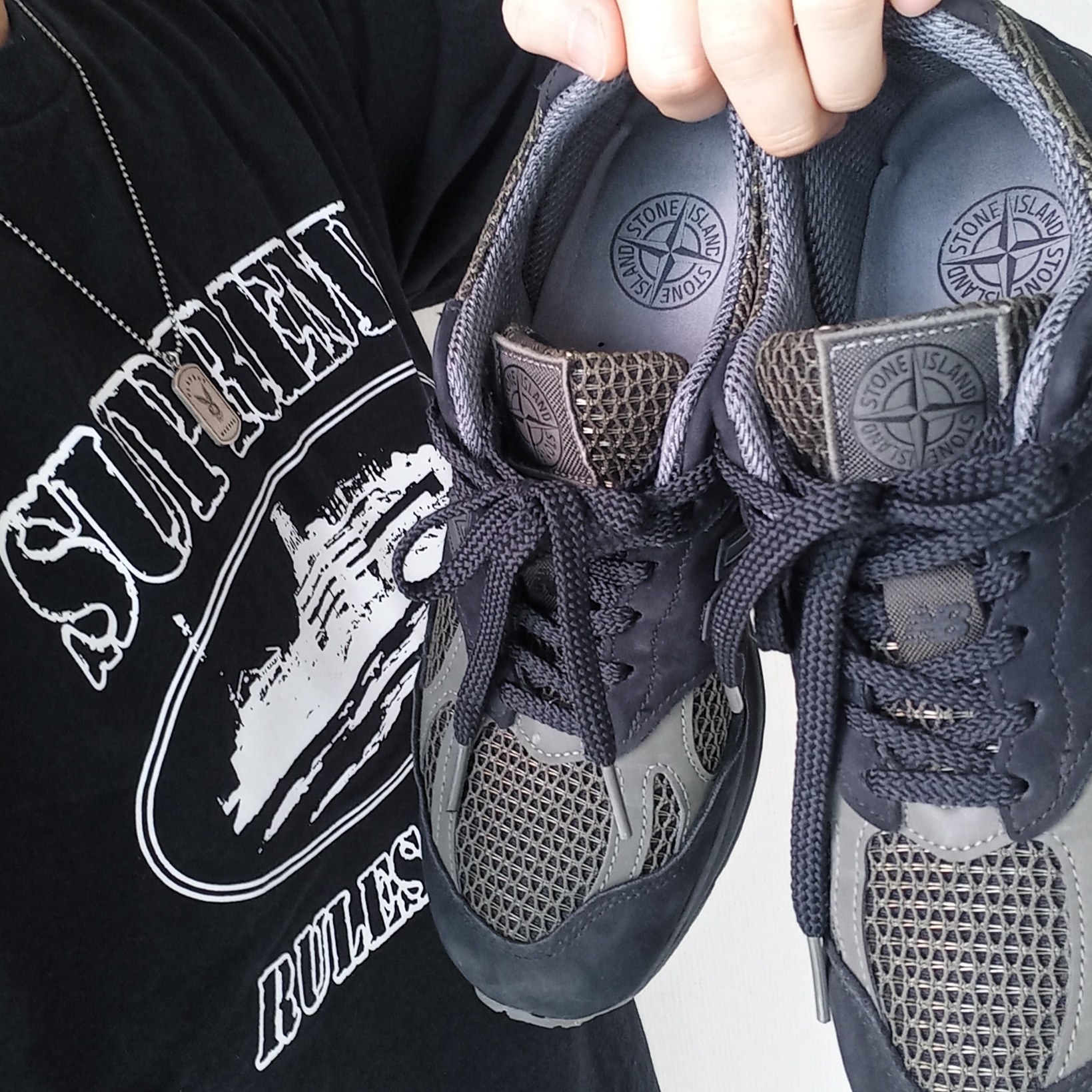 New Balance x Stone Island 991v2 Made in UK Black Olive Night, Supreme x Corteiz Rules The World T-Shirt Black - 23FW 착용 스타일 - 1