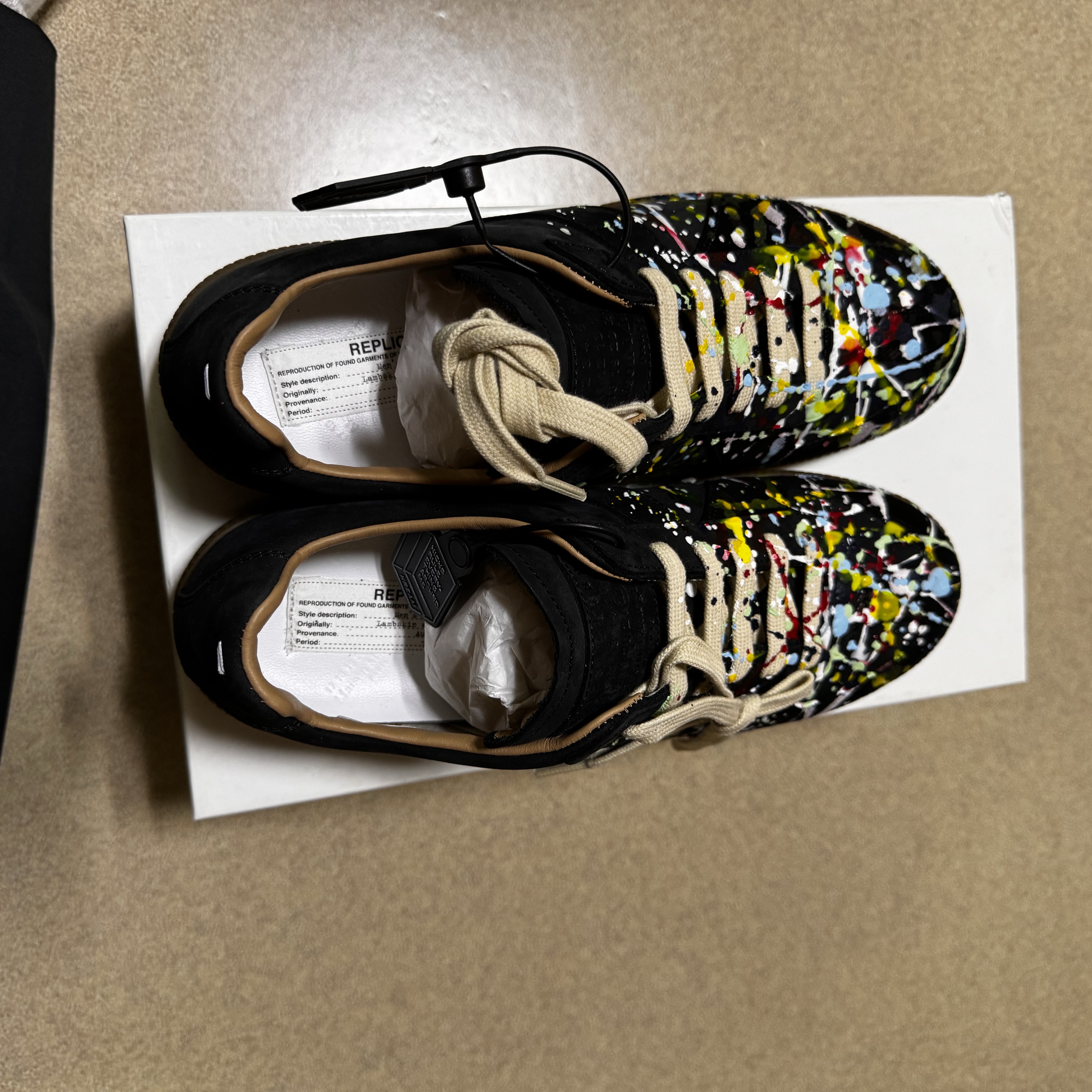 Maison Margiela Replica Paint Drop Sneakers Black 착용 스타일 - 3