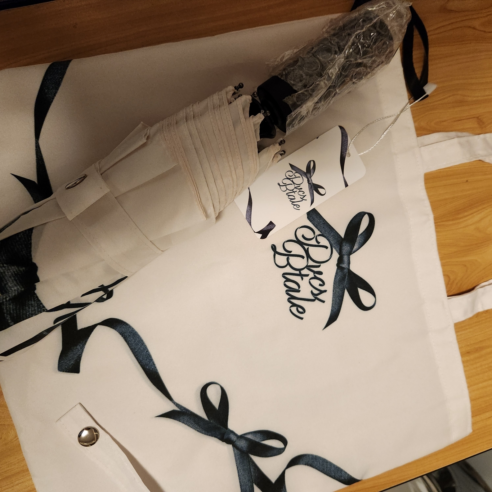[KREAM 단독] PVCS x Bloomingtale Ribbon Point Folding Umbrella+Eco Bag Cover 착용 스타일 - 1