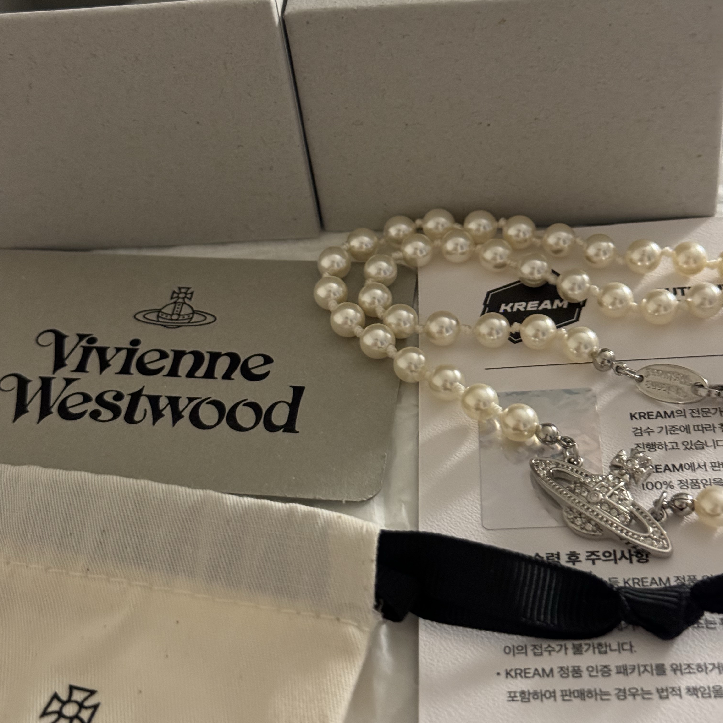 Vivienne Westwood Mini Pearl Bas Relief Necklace Silver 착용 스타일