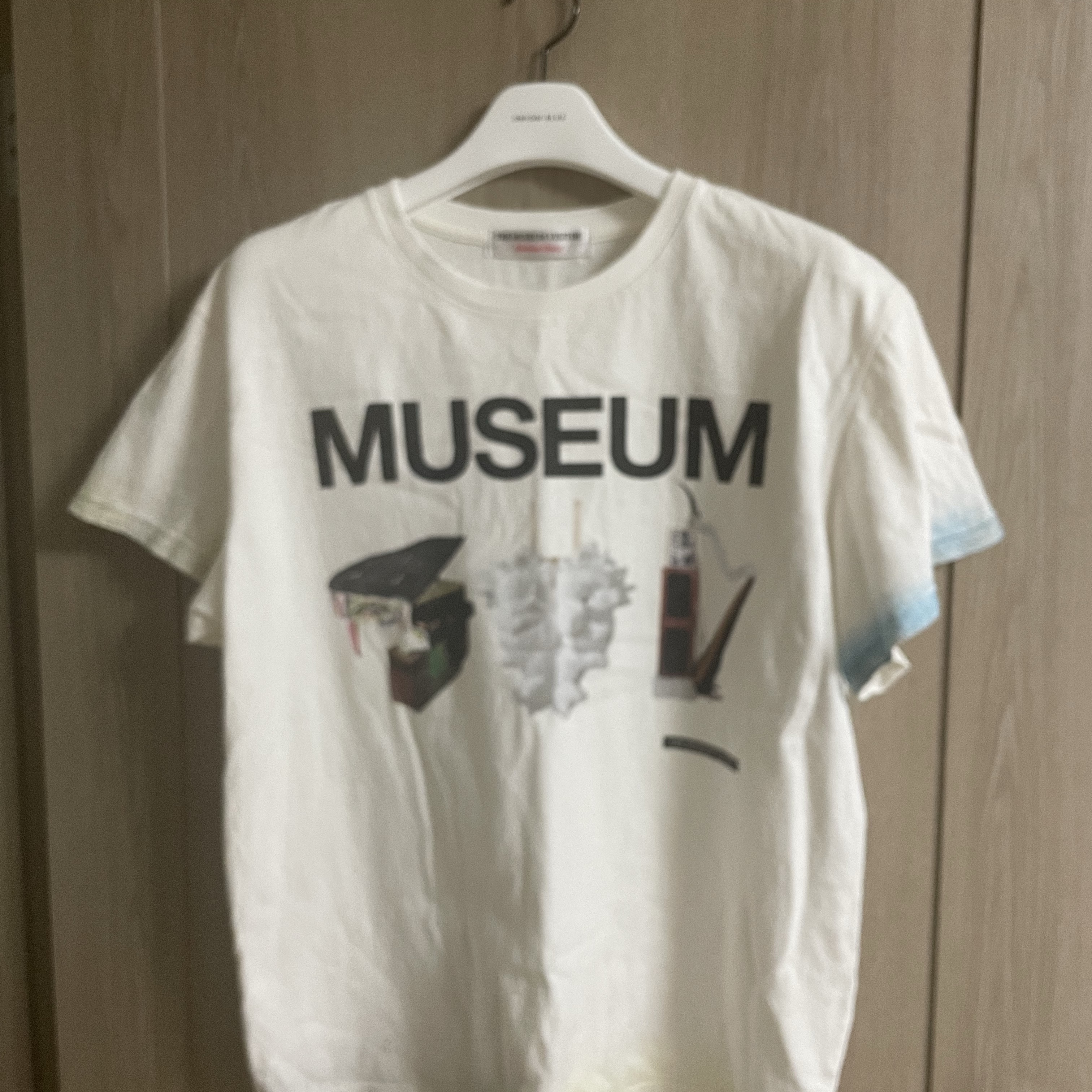 The Museum Visitor Hand Sprayed Museum T-Shirt White 착용 스타일