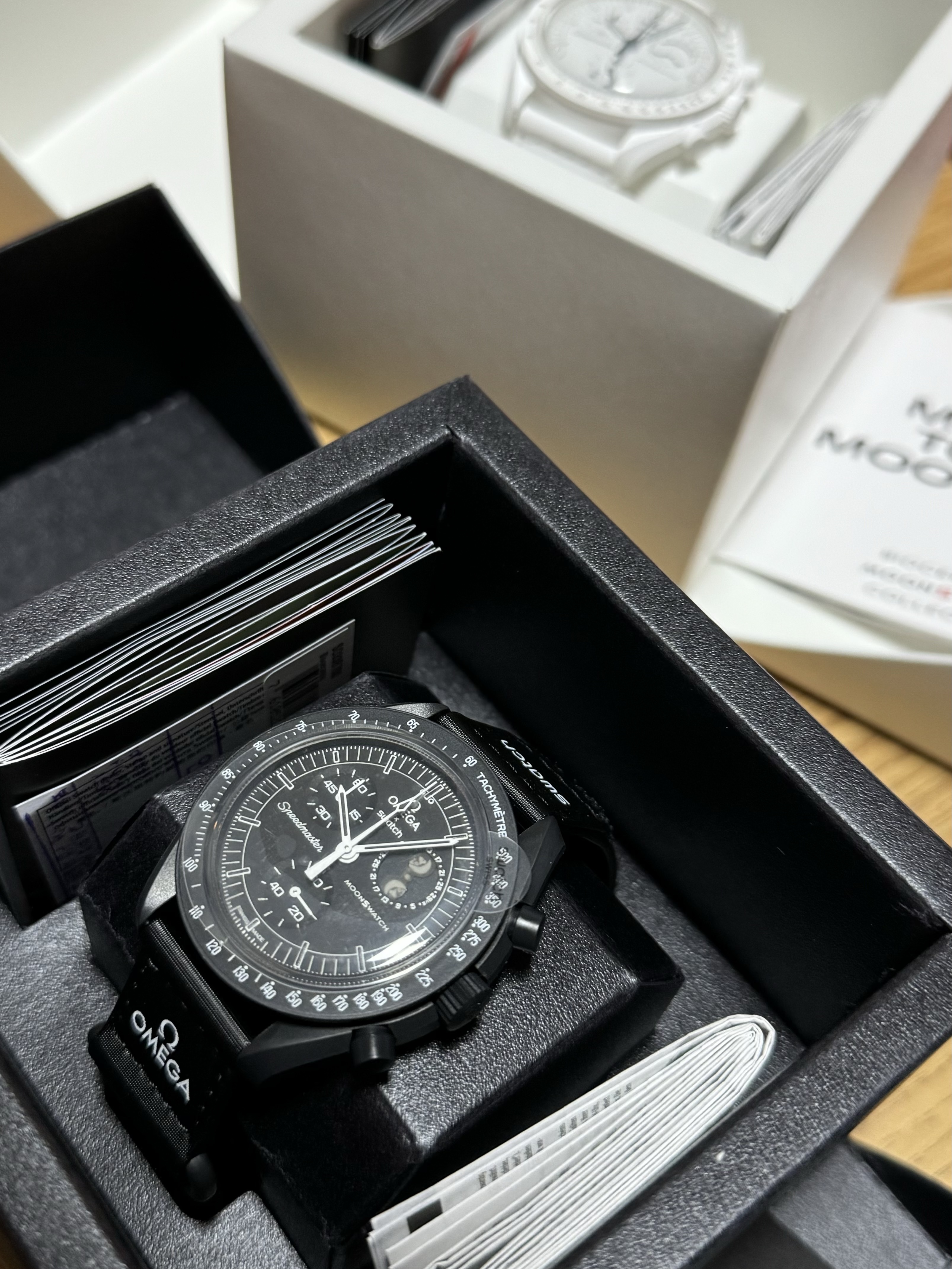 Swatch x Omega x Snoopy Bioceramic Moonswatch Mission To The Moonphase New Moon, Swatch x Omega x Snoopy Bioceramic Moonswatch Mission To The Moonphase Full Moon 착용 스타일 - 2