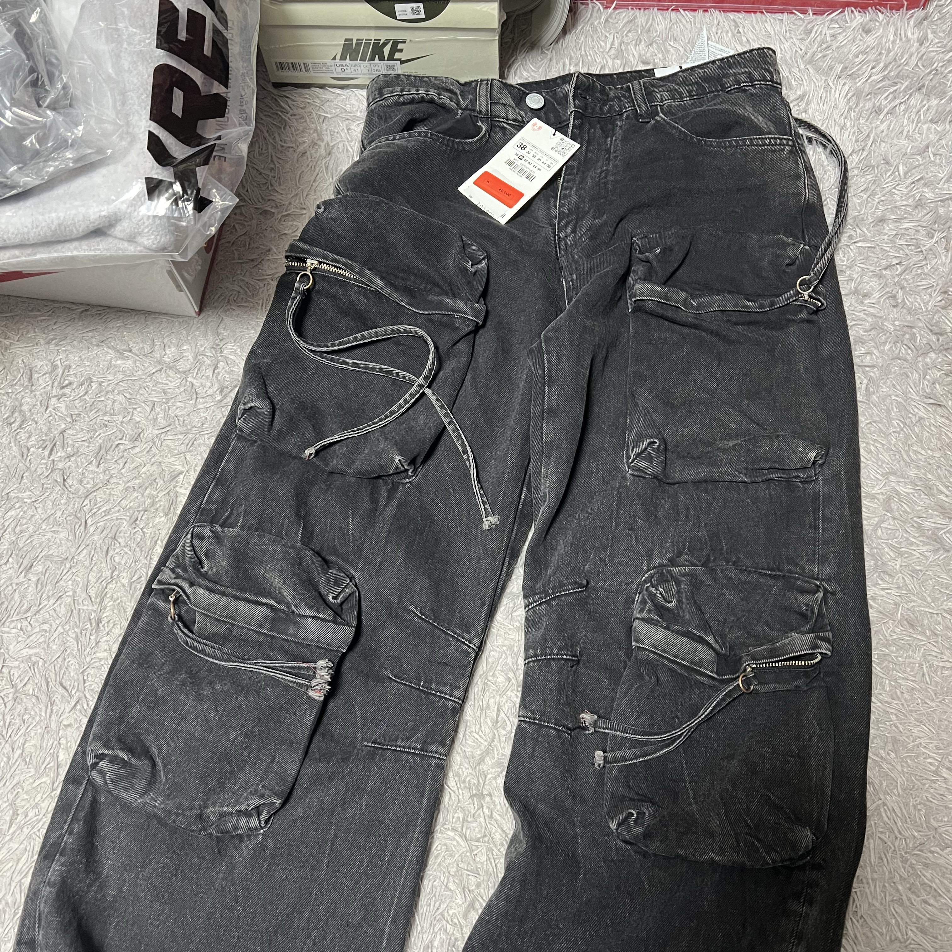 Zara Utility Pocket Pants Black 착용 스타일 - 1
