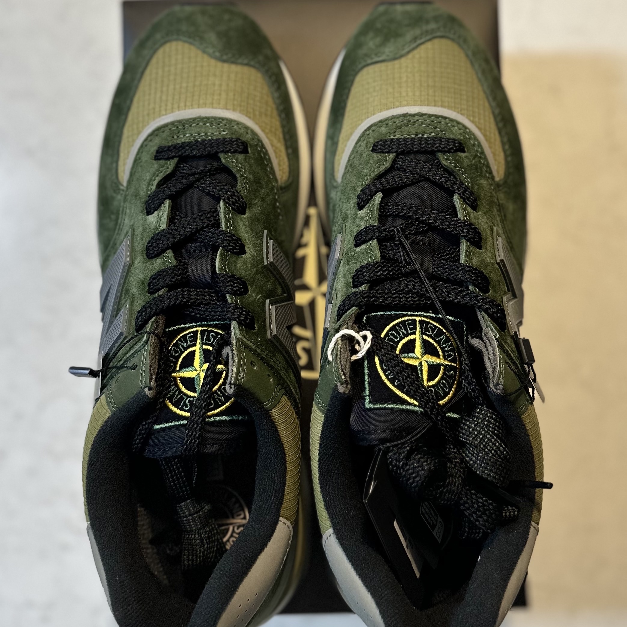New Balance x Stone Island 574 Legacy Dark Green 착용 스타일 - 4