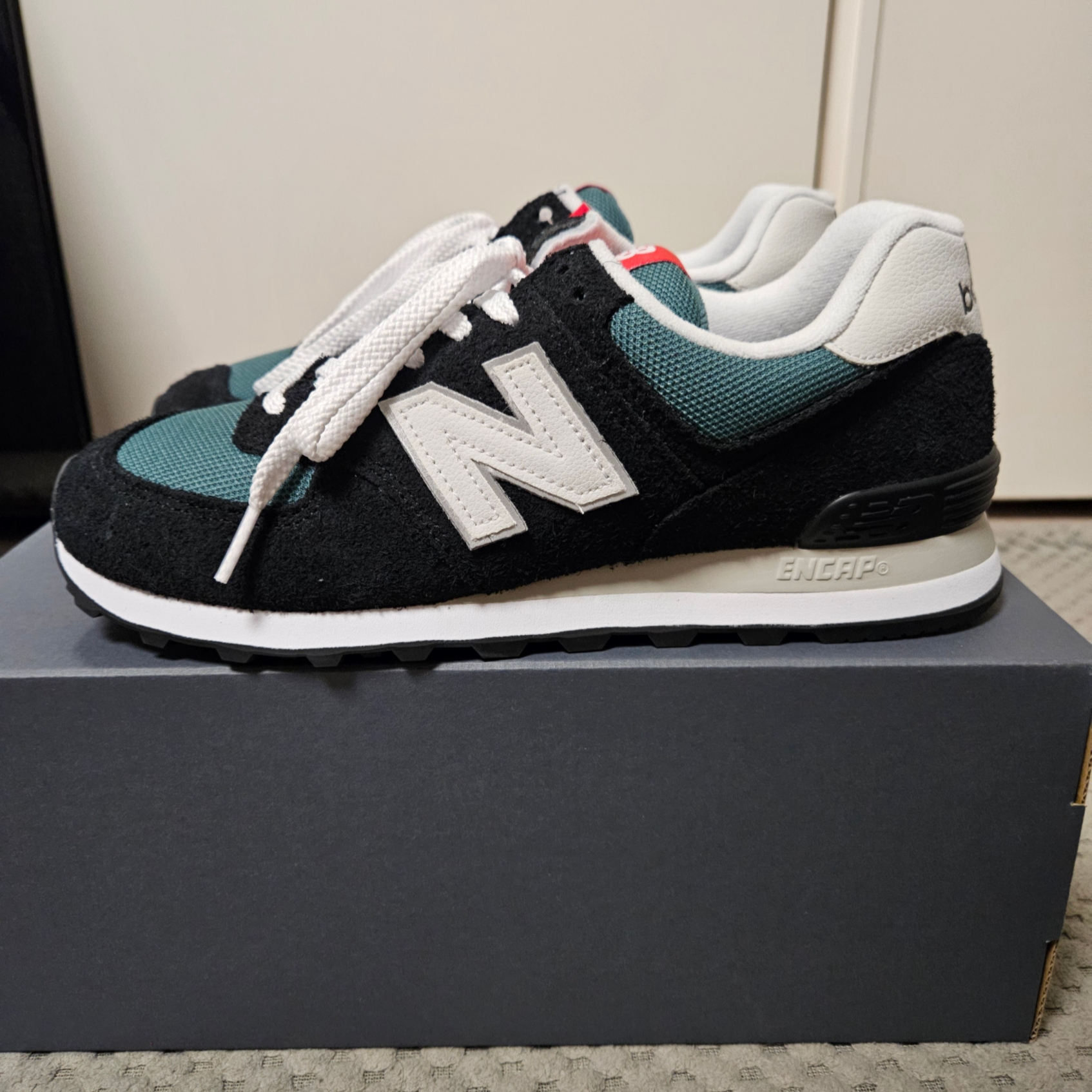New Balance 574 Black Grey Matter 착용 스타일 - 2