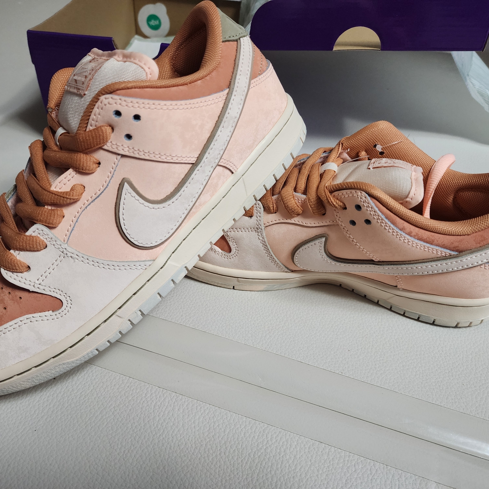 Nike SB Dunk Low Pro Crimson Tint and Amber Brown 착용 스타일 - 1