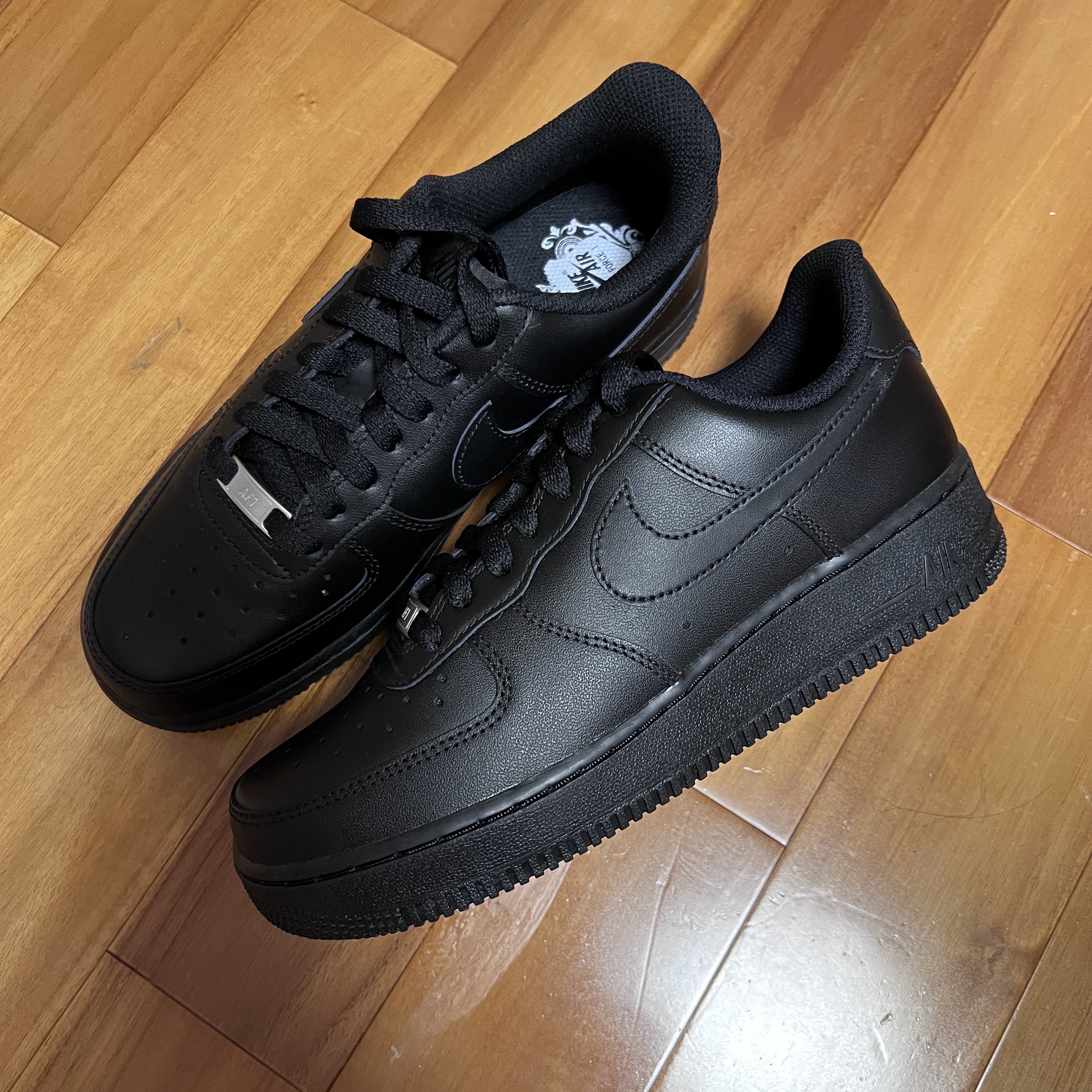 Nike Air Force 1 '07 Low Triple Black 착용 스타일