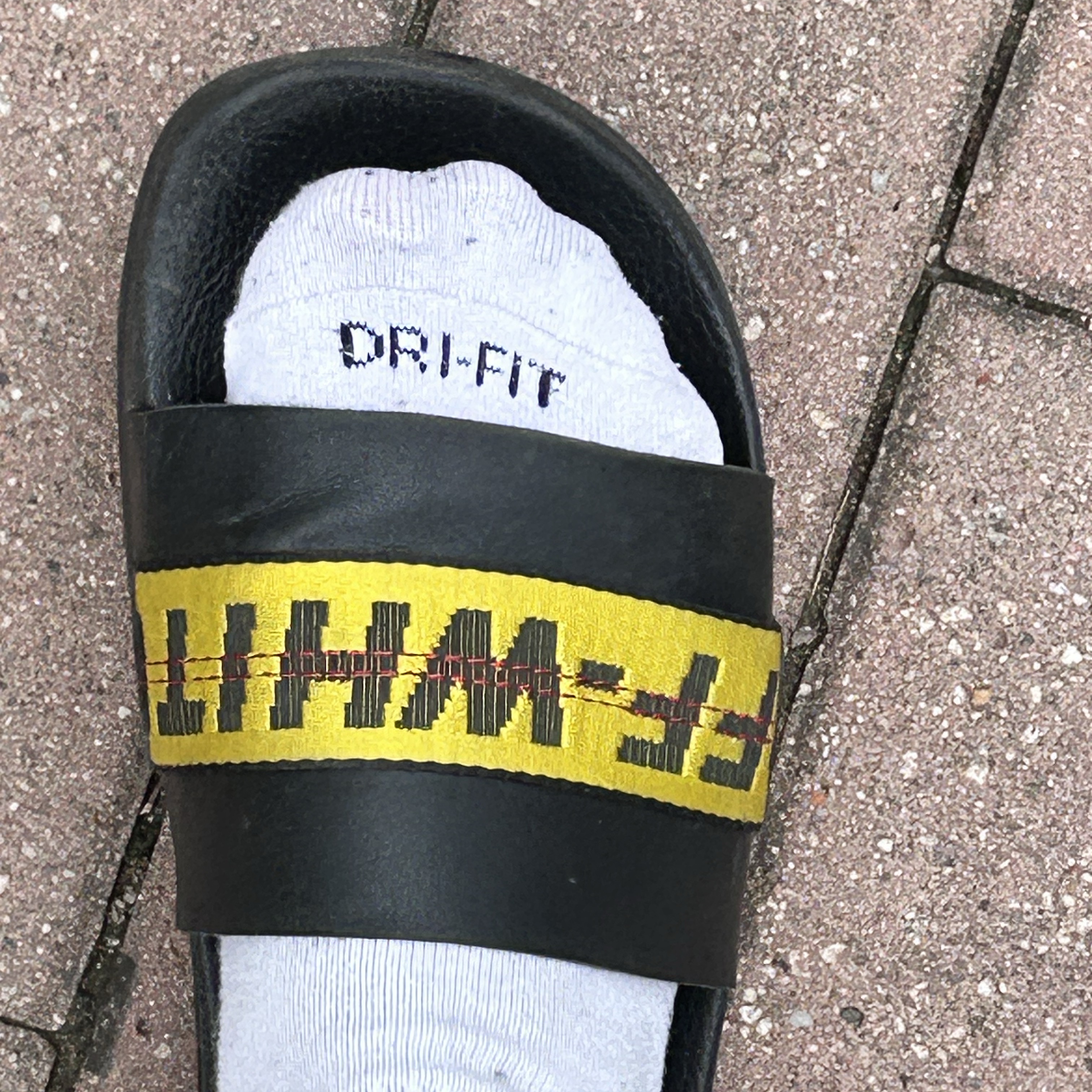 Off-White Industrial Slider Black 착용 스타일