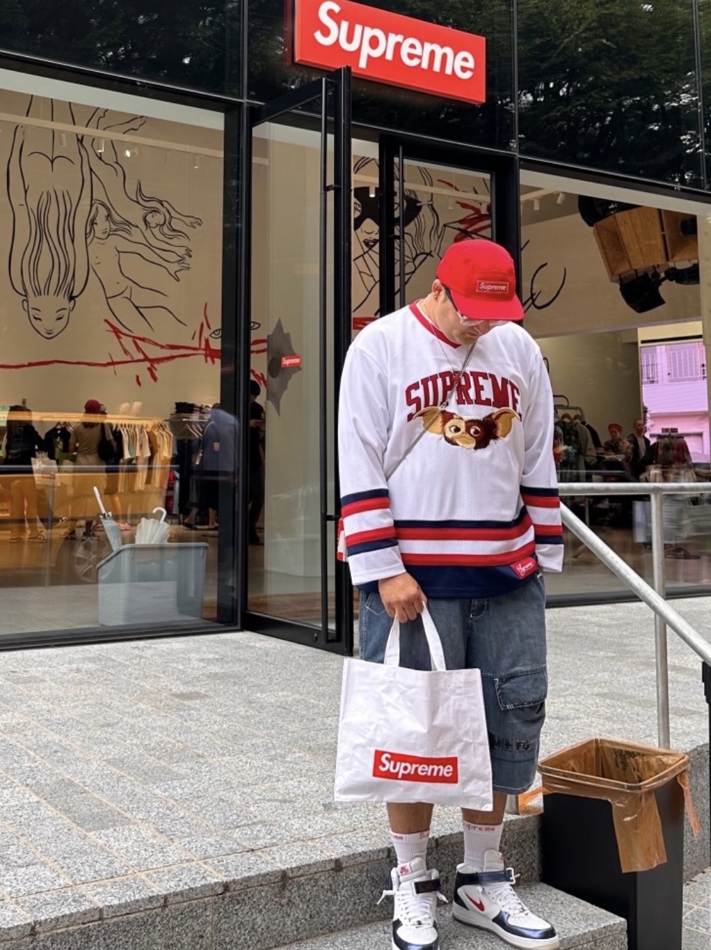 Supreme Gremlins Hockey Jersey White - 22FW, Nike Air Force 1 Mid QS University Red and Midnight Navy 착용 스타일 - 2
