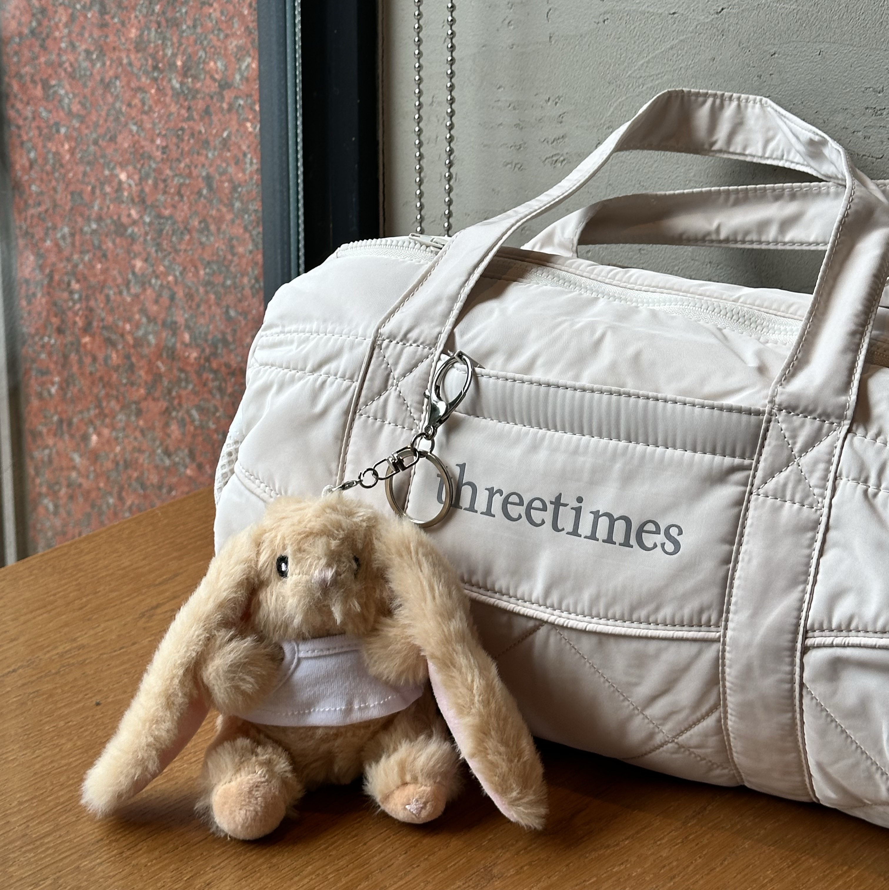 Glowny I'm Lony Keyring, Threetimes Bebe sport bag Beige 착용 스타일